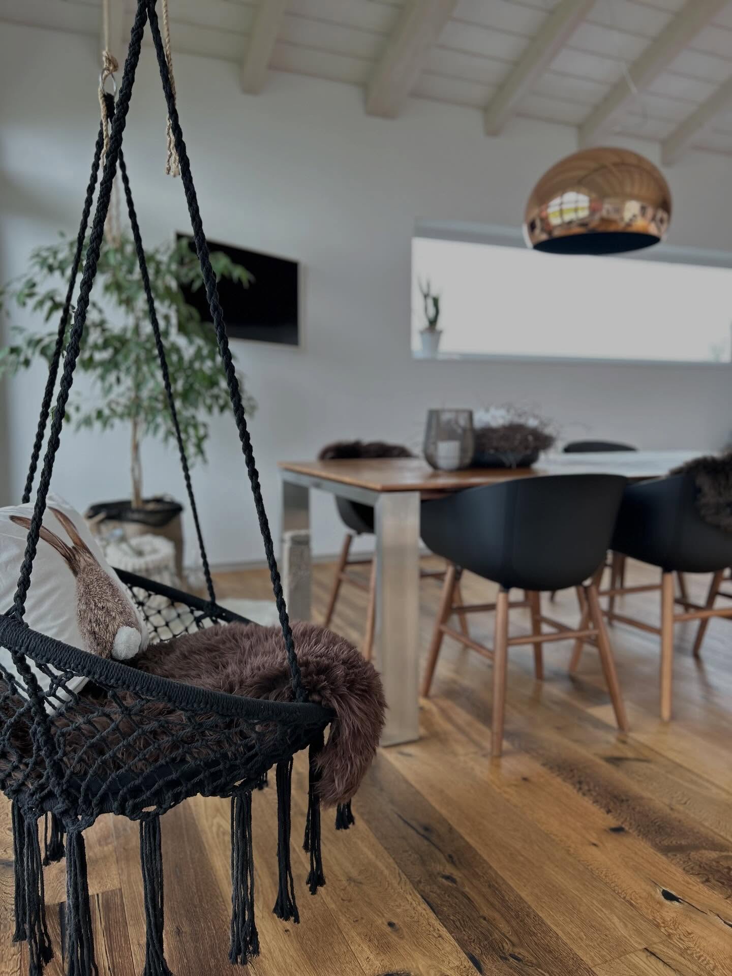 Guten Start in die Osterwoche 🌿🐇✨
Lass uns diese Tage mit einem Hoppelschritt beginnen – flink durch die Tasks, leichtfüssig durch den Alltag, damit wir uns schon bald auf das Schönste konzentrieren können: Osternester suchen und finden.
🌿🐇✨
Ich sag’s euch… mein Versteck ist dieses Jahr so gut, dass selbst der Osterhase zweimal schauen müsste. Dieses Nest findet garantiert niemand – ausser mir, wenn’s ans Schlemmen geht.
#osterwoche #hoppelhoppel #osternkannkommen #ostern #osterdeko