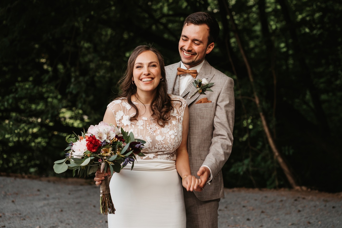Zwischen elf und drei hat der Fotograf frei...
funktioniert an einer Hochzeit natürlich nicht immer, aber lieber 20 Minuten Brautpaarshooting am Abend als 1 Std. um die Mittagszeit :) :)
Kleid: @victoriaruesche
Floristik: @lottas.deko
Anzug: @wilvorststore
Location: @hofgutlangenborn
H&M: @lisa_hoeflich.makeupartist
#goldenhour #brautpaarshooting #weddingphotography #floristik #aschaffenburg #beloved #hochzeitskleid #realwedding #throwback