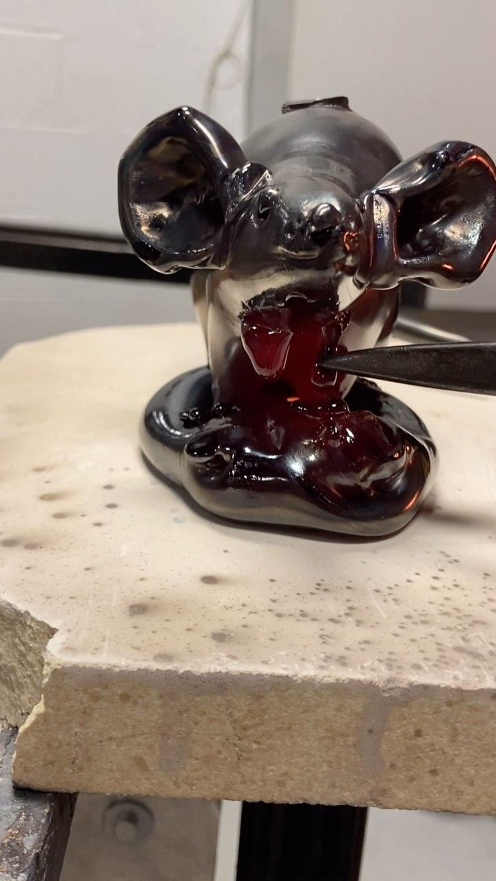 Trying to continue my drippy journey 💧 this time a shiny black mousie 🐁
Still have more to learn but at least I have new ideas on how to make them!
Featuring the best mouse assist @sulli.buttercup 💀
#glassblowing #glassmouse #mouse #sculpture