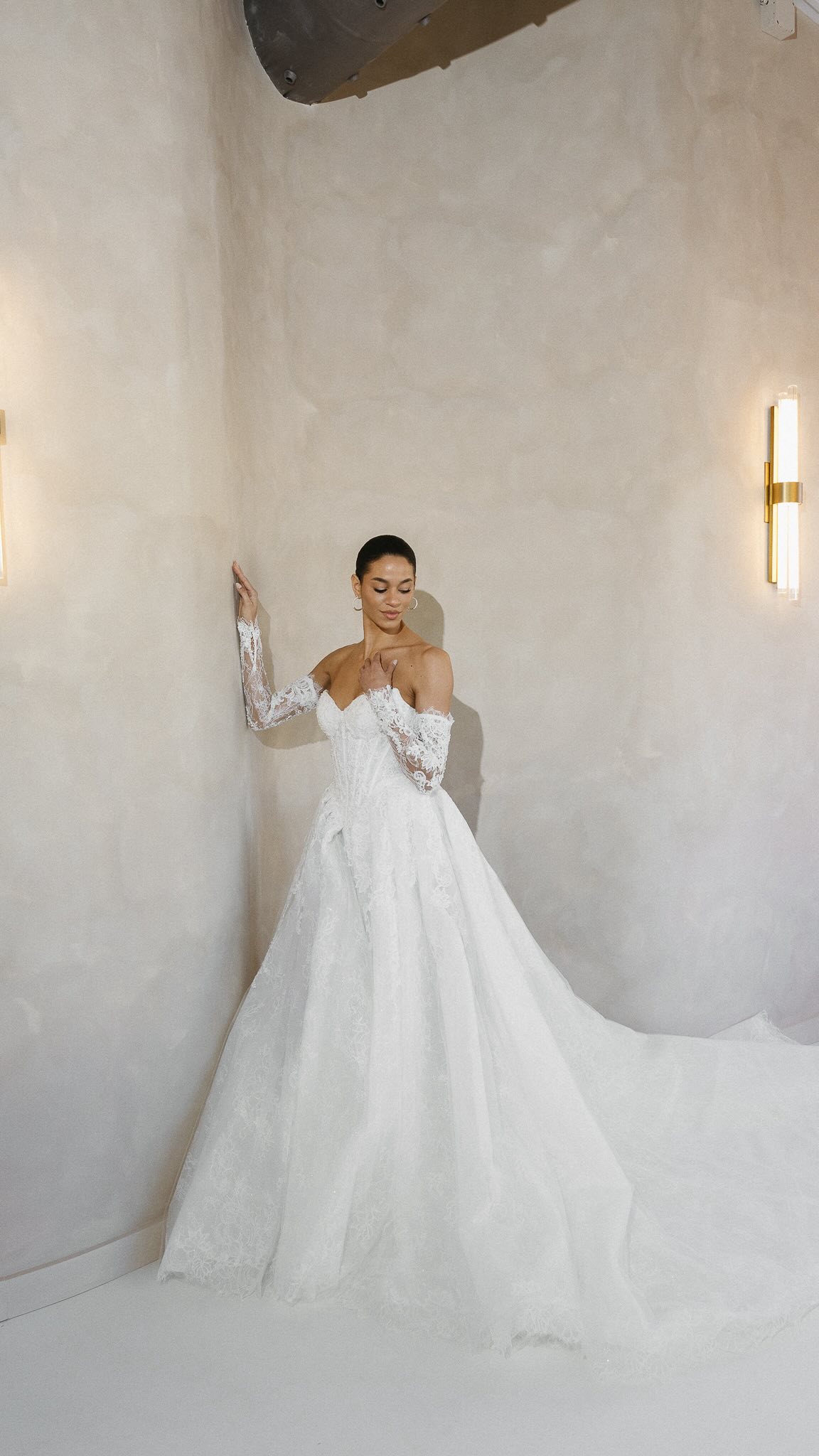 Today is the FINAL day of our sample sale!!
All gowns $800. Don’t miss your moment to find the one. ✨
📍1221 Thomas Ave