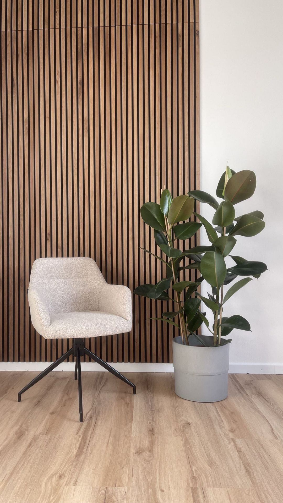 Die Akustikpaneele von WoodUpp bringen Struktur, Ruhe & ganz viel Gemütlichkeit in mein neues Interior Design Büro.
Ich wollte die Deckenhöhe von 3,80 m bewusst betonen und gleichzeitig eine warme Atmosphäre schaffen. Ich kann es kaum erwarten, hier endlich zu arbeiten! ✨
10 % Rabatt mit meinem Code: gs-wupp15326 😍
#interiordesign #bürogestaltung #akustikpaneele #officedesign #interiorinspo