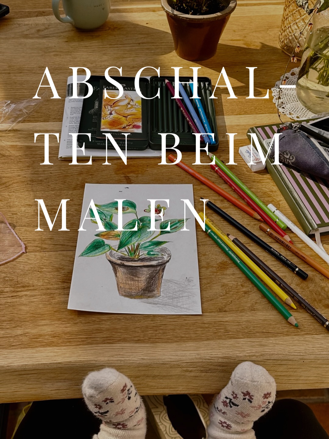 * und Zeichnen. 🖍️ Endlich habe ich mir die Zeit genommen und auch irgendwie gefunden, um mit dem @sundaydrawing.club von @ateliertabea zu starten. Die Kleine war mit dem Papa unterwegs und statt aufzuräumen, habe ich spontan entschieden „Nein, DU nutzt jetzt die Zeit bewusst nur für dich.“
Und weißt du was? Gerade die Kürze der Zeit war ein Geschenk. Kein Raum für Perfektionismus, stattdessen durfte der Stift einfach locker und frei über das Papier gleiten. Der Fokus ganz auf dem Wesentlichen.
Ach das tat so gut! Malen ohne Ziel. Kopf aus. Farben und Formen beobachten. Gedanken ziehen vorbei, während die Hände einfach machen.
Strich für Strich entsteht kein „Perfekt“, sondern ein Gefühl. Ein bisschen rumspielen. Ohne Bewertung. Ohne Druck. Ohne richtig oder falsch.
✨ Abschalten beginnt genau da, wo du nichts erreichen willst.
Das hat Spaß gemacht @ateliertabea. Ab jetzt mehr von diesen kleinen Auszeiten. 💛
Ich überlege, ob ich dieses Jahr 1-2 Workshops „Kopf aus, Herz an - Intuitives Malen“ geben werde. Wer hat Lust? Schreib mir!
Happy Sunday, Caro 🌿
#sundaydrawingclub #jederkannentspannen #loslassen #selbstfürsorge #kopfausherzan