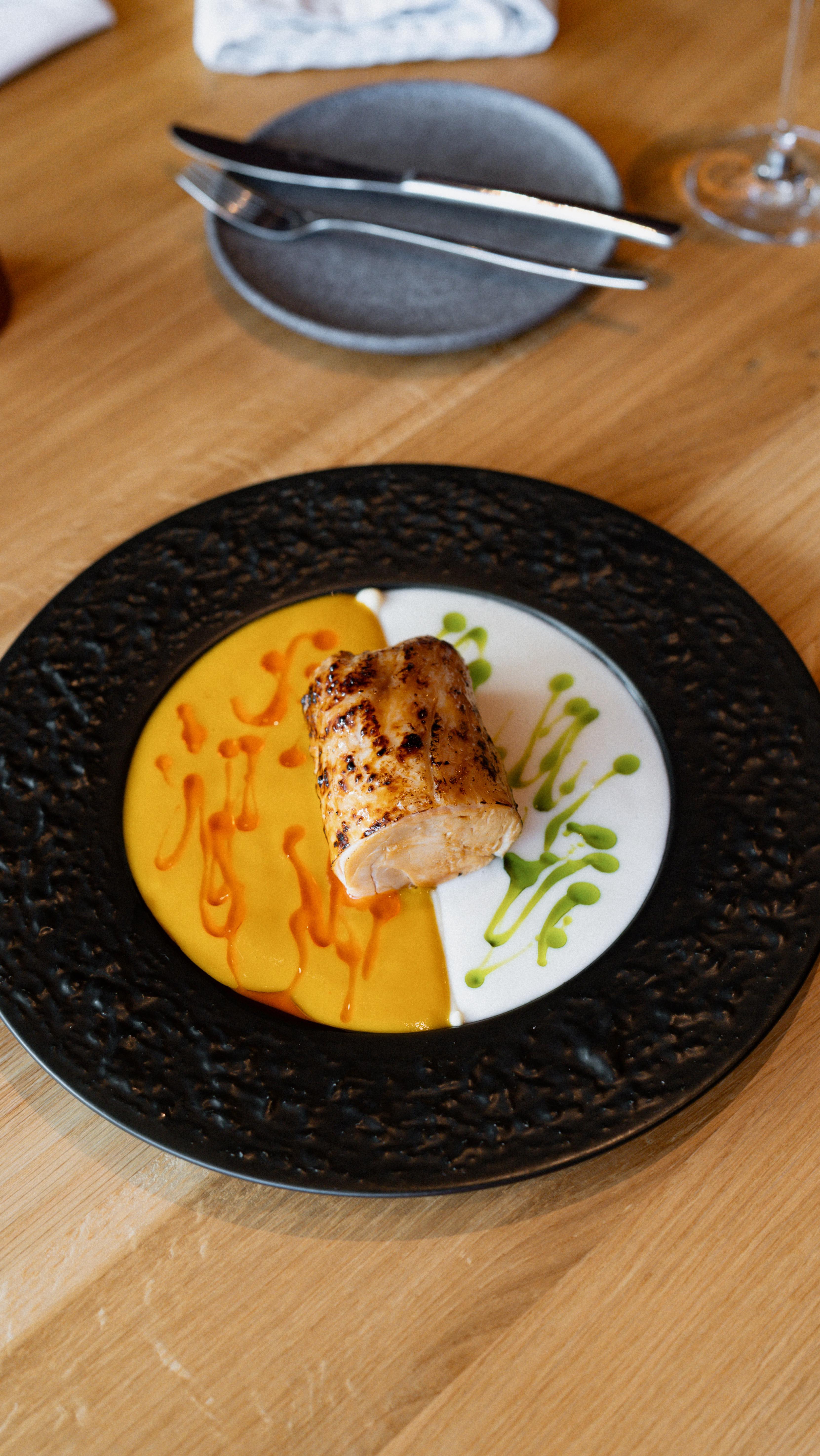 Představujeme další novinku na našem à la carte menu. Farmářské kuře s dvojitou omáčkou 🍽️ - masaman omáčka & chilli olej 🌶️ , kokos-citrónová omáčka & perila olej 🌱, pyré z droždí a květáku.
STONE kolekce od @g.benedikt_1882
👨🏻🍳 @tuananhdo2018
👨🏻🍳 @dima_pavliuk_