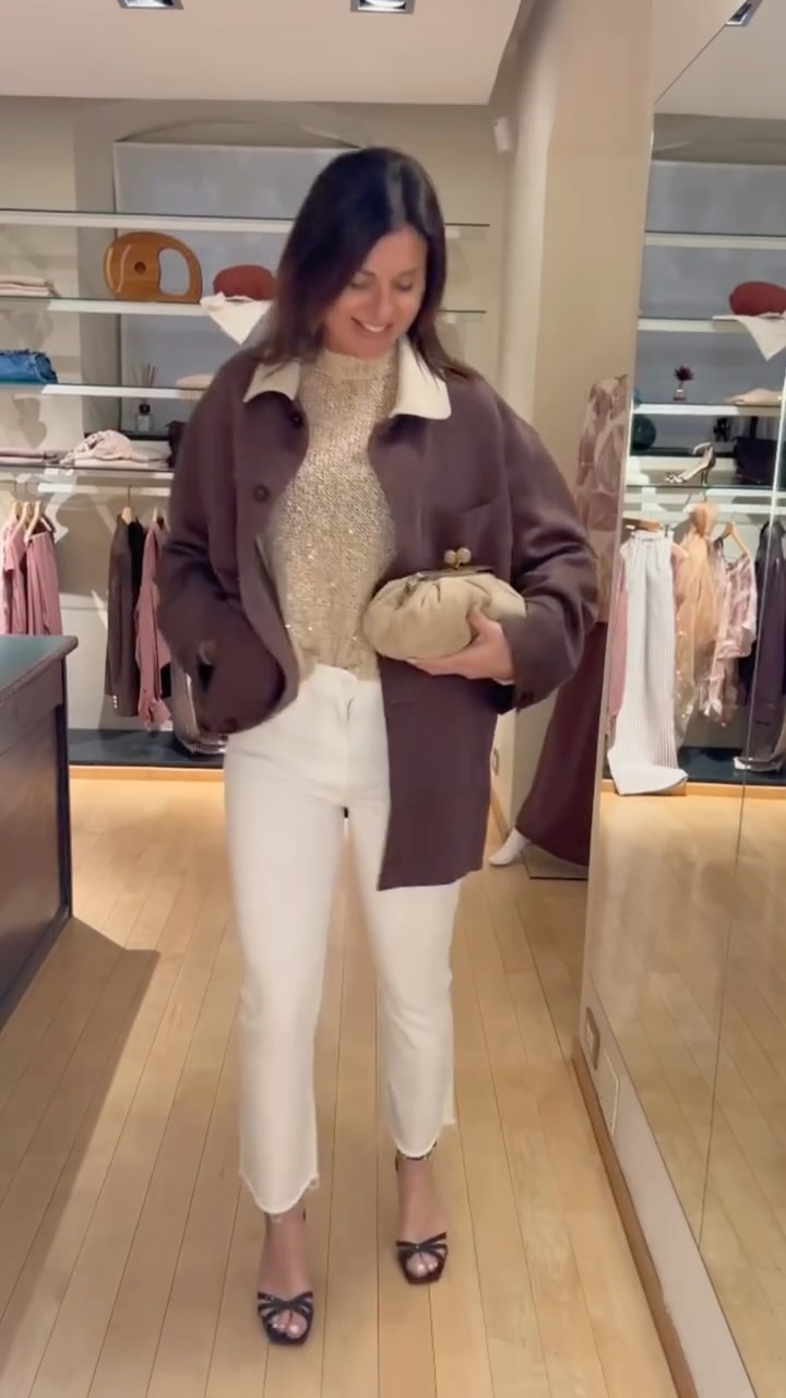 Look da serata post ufficio?
Eccolo! ✨
Vi piace?
- Jeans @mother €325
- Maglia @alysiofficial €294
- Giacca @alysiofficial €526
- Sandalo @parosh_official €397
- Pasticcino bag @weekendmaxmara €239
#alysi #parosh #weekendmaxmara #motherdenim #altamodadonna