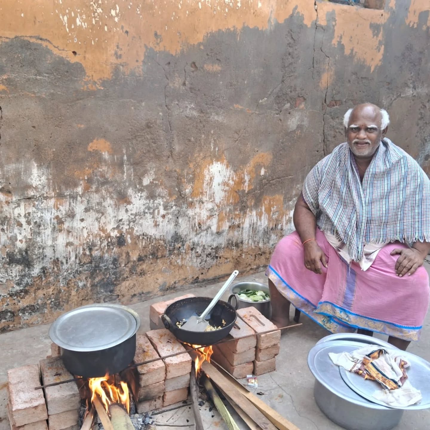March 21st : Tackling emergency situation in our Integrated pathasalas:
All our pathasalas kitchens are running on commercial LPG gas. As there is scarcity of supply of these gas cylinders on account of Gulf war, we were forced to switch over to traditional fire wood cooking.
#ivakanchikamakoti #kanchikamakoti #integratedpathasalas #firewood #war