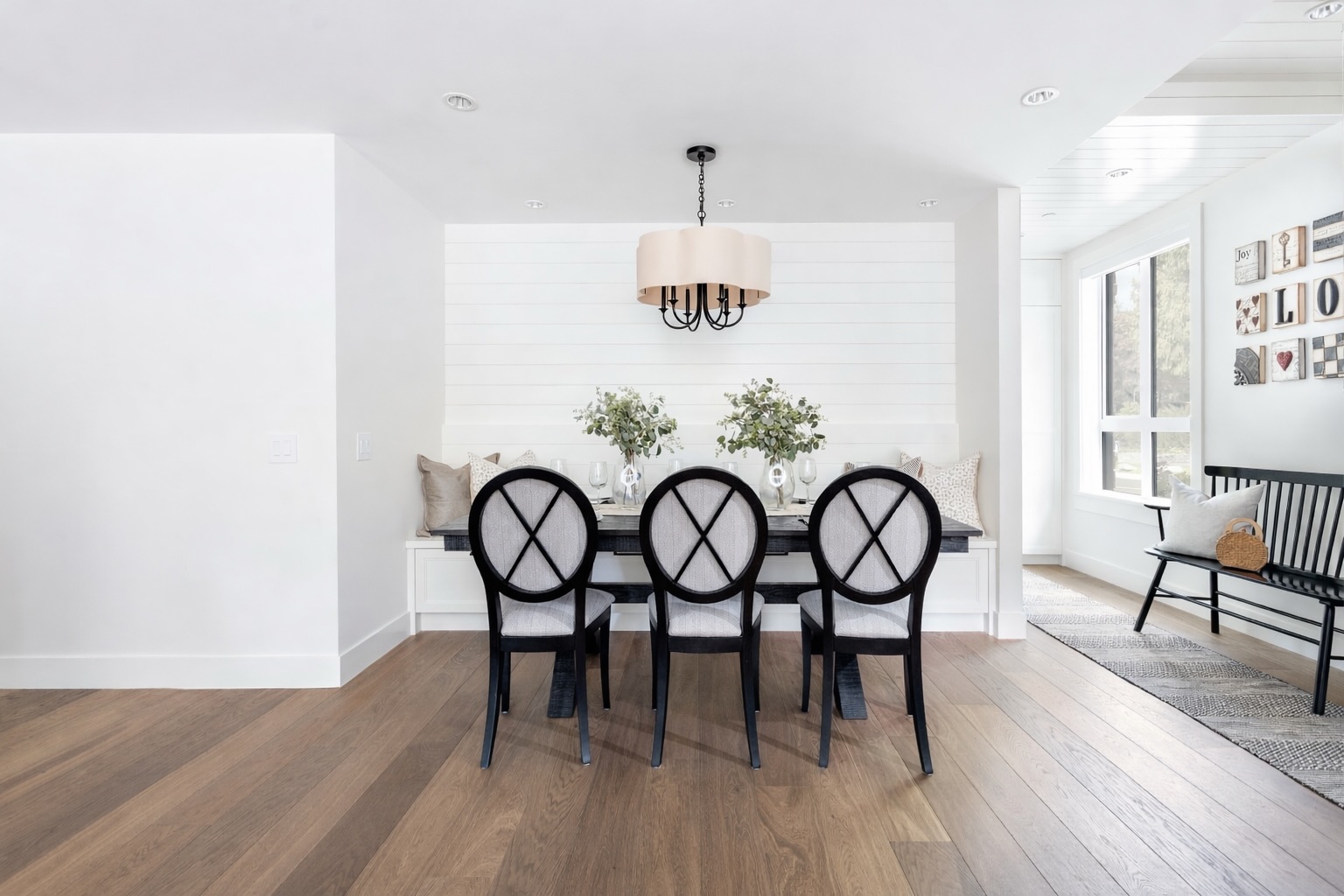 Doğallığa kök salmış sade bir zarafet.
HAKWOOD IDEAL, yumuşak tonları ve kesintisiz plank akışıyla mekâna sakin ve rafine bir karakter kazandırır. Doğal meşe dokusu ışığı nazikçe yansıtarak tasarımı boğmadan derinlik yaratır.
Bu sadece bir zemin değil — dengeli ve zamansız bir yaşam alanının ana felsefesidir.
Wood Species: Oak
Colour: @hakwood Ideal
Pattern: Plank
Casual elegance, grounded in nature.
HAKWOOD IDEAL brings a calm, refined character to the space with its soft tones and seamless plank flow. The natural oak texture reflects light gently, creating depth without overwhelming the design.
It’s not just a floor — it’s the foundation of a balanced, timeless interior.
#Hakwood #Ideal #EngineeredWood #OakFlooring #InteriorDesign #NaturalLiving #ModernHome #WoodFlooring #HuniParke