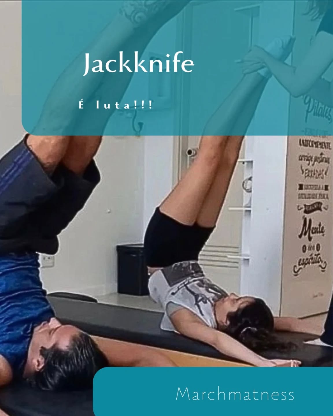 O Jackknife é luta para subir pelo centro, é luta para manter o crescimento, é luta para abrir os quadris sem cair, é luta para controlar a descida.
Dos exercícios que seguem a linha de levar as pernas por cima da cabeça, o Tower (na minha opinião) é aquele que vai nos ensinar sobre crescimento e controle na descida, porque o pé na vida, digo na Push Through (que é vida), vai ajudar a fazer o aluno entender que ele precisa crescer. A mola está vindo de baixo, ou seja, ela achata e temos que vencê-la. É um feedback maravilhoso. Naquela volta deliciosa que abre a coluna toda com os braços empurrando as traves dá aquela noção que uma vértebra deve pousar distante da outra.
Aquele exercício delícia chamado Short Spine no Reformer todo aluno, no início, faz roubando. Como? Dando impulso, dobrando os joelhos no meio do caminho, deixando a bacia cair e a coluna ficar pequena, naquele "c zinho" mequetrefe. Quem nunca? Aquelas tiras, minha gente, é para empurrar e não ir com elas. Assim, achamos o centro com o maravilhoso feedback do couro. Quando empurramos as tiras é praticamente impossível fazer um Short Spine mequetrefe. ("Praticamente" pq sempre tem um aluno "artista" que consegue nos contradizer em tudo, né? Rs).
No Rolling Stomach Massage aprendemos a abrir os quadris sem deixar a bacia cair, o movimento da coxofemoral com a ajuda das molas que precisamos empurrar, ou seja, resistência e isso é feedback.
Esses aprendizados são lindos e vão fazer sentido quando transferidos para o Jackknife.
Então, as pernas vão por cima como se estivessem contra as tiras do Short Spine. Elas sobem fazendo a extensão dos quadris e a bacia se mantém alta como no Rolling Stomach Massage. Descemos levando uma vértebra mais distante que a outra mantendo a cintura alta como se estivéssemos empurrando a Push Through para cima na descida como no Tower.
Essas são associações bem simples de exercícios. O sistema sempre está presente. Ele é um facilitador.
No mais, Pilates tem comandos "simples" assim: desce empurrando pra cima, desce se mantendo alto, desce sem querer descer... O bom é que neste momento, todo mundo já fala a Pilates 😉
Mat @equipilates_oficial
