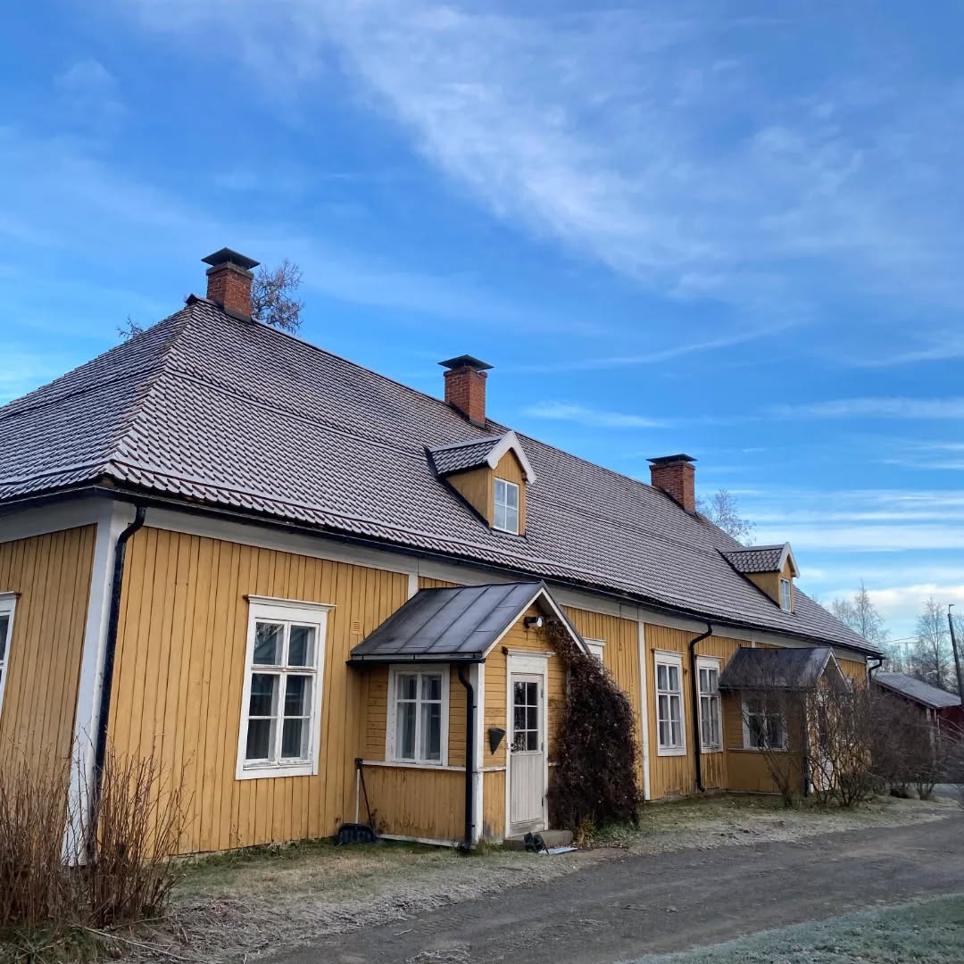 Sve/fin/eng
❄️Den första frosten har lagt sig på prästgårdens nyrenoverade spåntak. Renoveringen av taket inleddes i augusti av Nykarleby spåntak och står nu klart. Spåntak är en traditionell takbeläggning som ofta anvönds på äldre byggnader och i historiska miljöer. På prästgården byts det ut hela 12 000 - 14 000 spån (kilformade träbitar). Karleby kyrkliga samfällighet har inte bara bekostat takrenoveringen utan även producerat virket till spånen som är hämtade ur egen skog.
Takrenoveringen är ett viktigt steg i ledet att grunda ett kulturcentrum i prästgården och med det avklarat tar vi oss nu an nya utmaningar men även nya möjligheter.
‐--
❄️Ensimmäinen hohtava huurre on laskeutunut pappilan juuri kunnostetulle paanukatolle. Katon kunnostus aloitettiin elokuussa Nykarleby Spåntak -yrityksen toimesta ja on nyt valmis. Paanukatto on perinteinen katemateriaali, jota käytettiin usein vanhoissa rakennuksissa ja historiallisissa ympäristöissä. Pappilaan vaihdettiin yhteensä 12 000–14 000 paanua (kolmion muotoisia puupalaa). Kokkolan seurakuntayhtymän ei ainoastaan rahoittanut katon kunnostusta, vaan myös valmisti paanut omista metsistään.
Katon kunnostus on tärkeä askel kohti kulttuurikeskuksen perustamista pappilaan. Sen valmistuttua suuntaamme nyt kohti uusia haasteita, mutta myös uusia mahdollisuuksia.
---
❄️The first frost has settled on the newly renovated shingle roof of the vicarage. The roof renovation began in August by Nykarleby Spåntak and is now completed. A shingle roof is a traditional roofing material often used on older buildings and in historic settings. At the vicarage, a total of 12,000 to 14,000 shingles (wedge-shaped wooden pieces) have been replaced. The Karleby Church Community not only financed the roof renovation but also produced the timber for the shingles, sourced from their own forest.
The roof renovation is an important step in the process of establishing a cultural center at the vicarage, and with that completed, we now turn to new challenges, as well as new opportunities.
#vicarage #parsonage #chydenius #traditionalroof #culturalheritage #culturalcenter