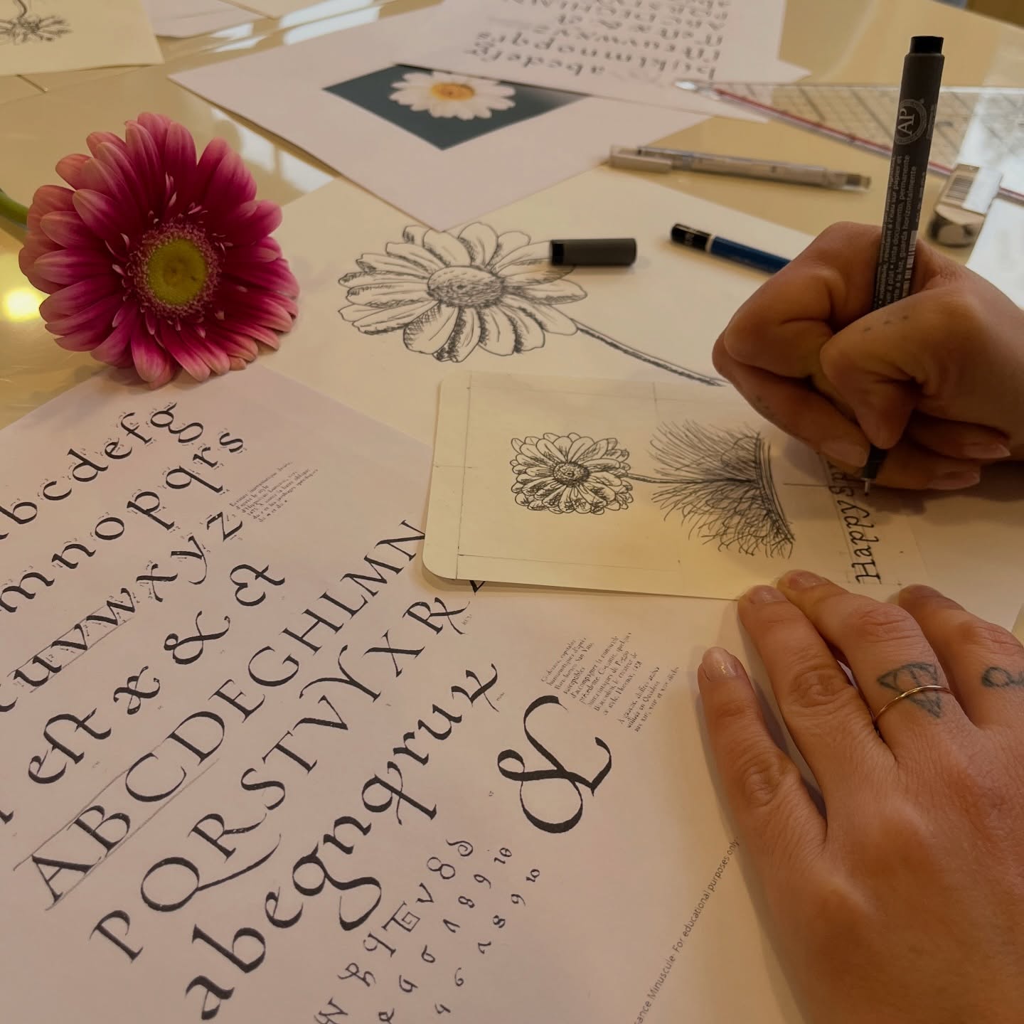 Ieri abbiamo riscoperto una disciplina quasi dimenticata, la calligrafia unita al disegno ✍🏻
Le partecipanti hanno dato il benvenuto alla primavera con un bellissimo bigliettino raffigurante un fiore in scala di riduzione e una scritta in minuscola rinascimentale ✍🏻🌸
@robertaribotta è stata un’insegnante perfetta ‼️🫂