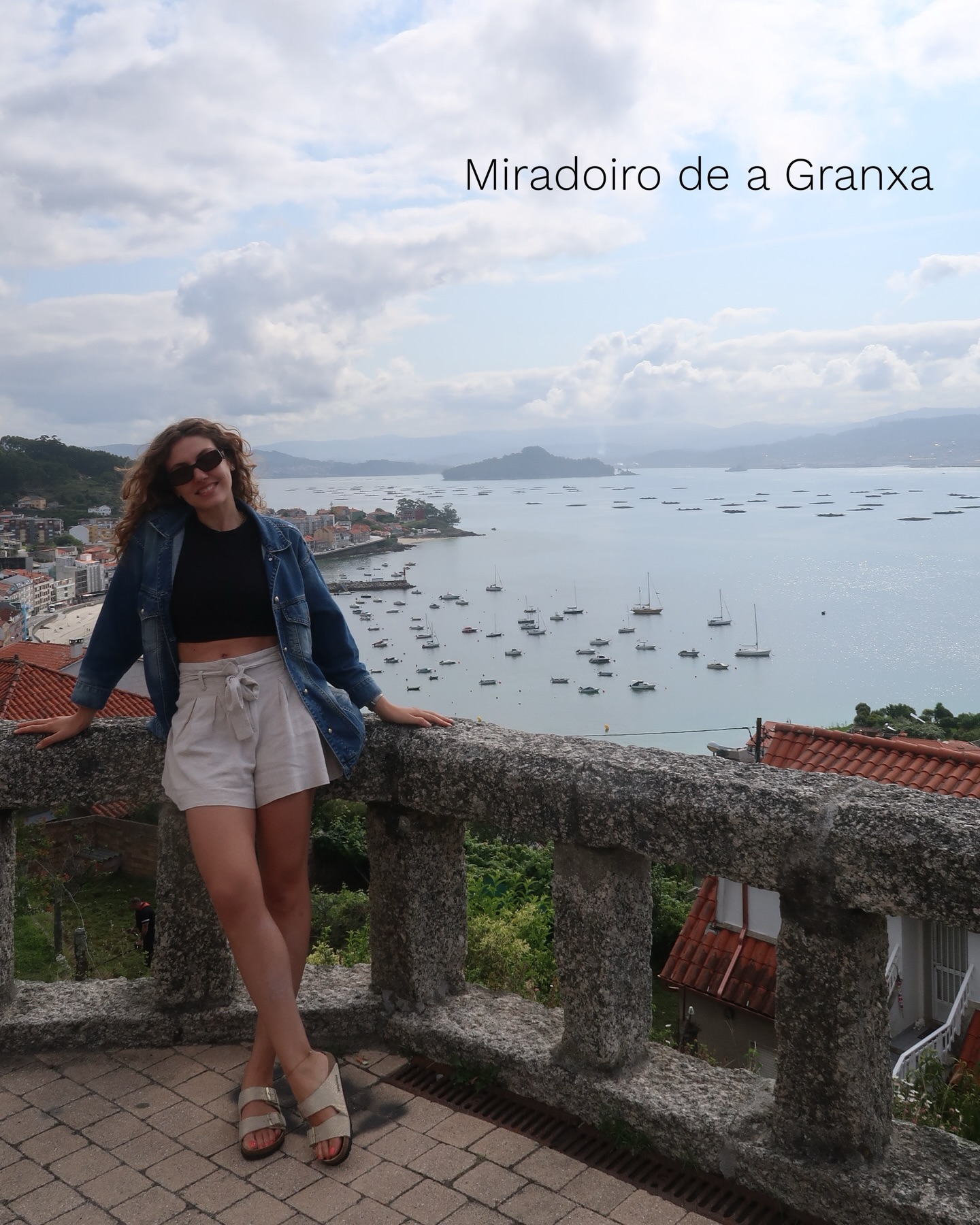Seguimos viagem até Combarro, uma aldeia que preserva uma das expressões mais genuínas da arquitetura popular galega.
Pernoitámos numa casa rural em Aldán e, durante o dia, explorámos praias de sonho, quer extensos areais, quer pequenas calas.
O mar fez-nos companhia em todas as refeições. No centro de Aldán, há imensos restaurantes à beira-mar onde jantávamos marisco, acompanhado de Alvarinho, enquanto desfrutávamos do pôr do sol.
Leiam o post completo no blog. O link está na bio.
#DiáriodeBordo #newblogpost #travelblog #Galicia #VisitSpain