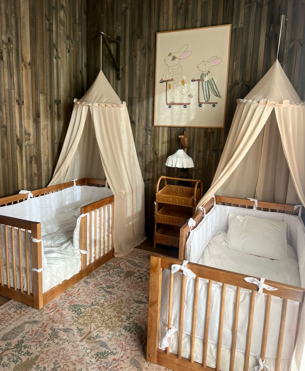 Precioso se ve instalado este encargo para la pieza de dos niñitas en Matanzas. Para elegir los colores nos basamos en la paleta de tonos de la alfombra para que combinara. Nos encantó el resultado!!