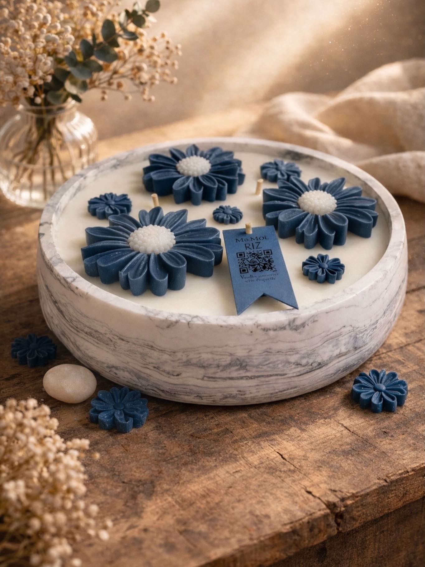 ✨ Ton moment M&MOI ✨ L’élégance rencontre la douceur… 💙✨
Une bougie qui attire le regard autant qu’elle enveloppe ton intérieur d’un parfum délicatement poudré, floral et réconfortant.
Une senteur douce et sophistiquée, où les fleurs s’accordent à des notes chaudes pour créer une ambiance apaisante et raffinée…
🌿 Tête : accord vert, aldéhydé, bergamote
🌸 Cœur : rose, jasmin, muguet, œillet, iris
🤍 Fond : vanille, musc, héliotrope
Un vrai moment de calme, une bulle hors du temps…
M&MOI – pensée pour toi 🤍
Collection : AURA
Pensée pour toi, créée avec amour 🤍
#candle #artisan #madeinbelgium🇧🇪 #cocooning #homedecor