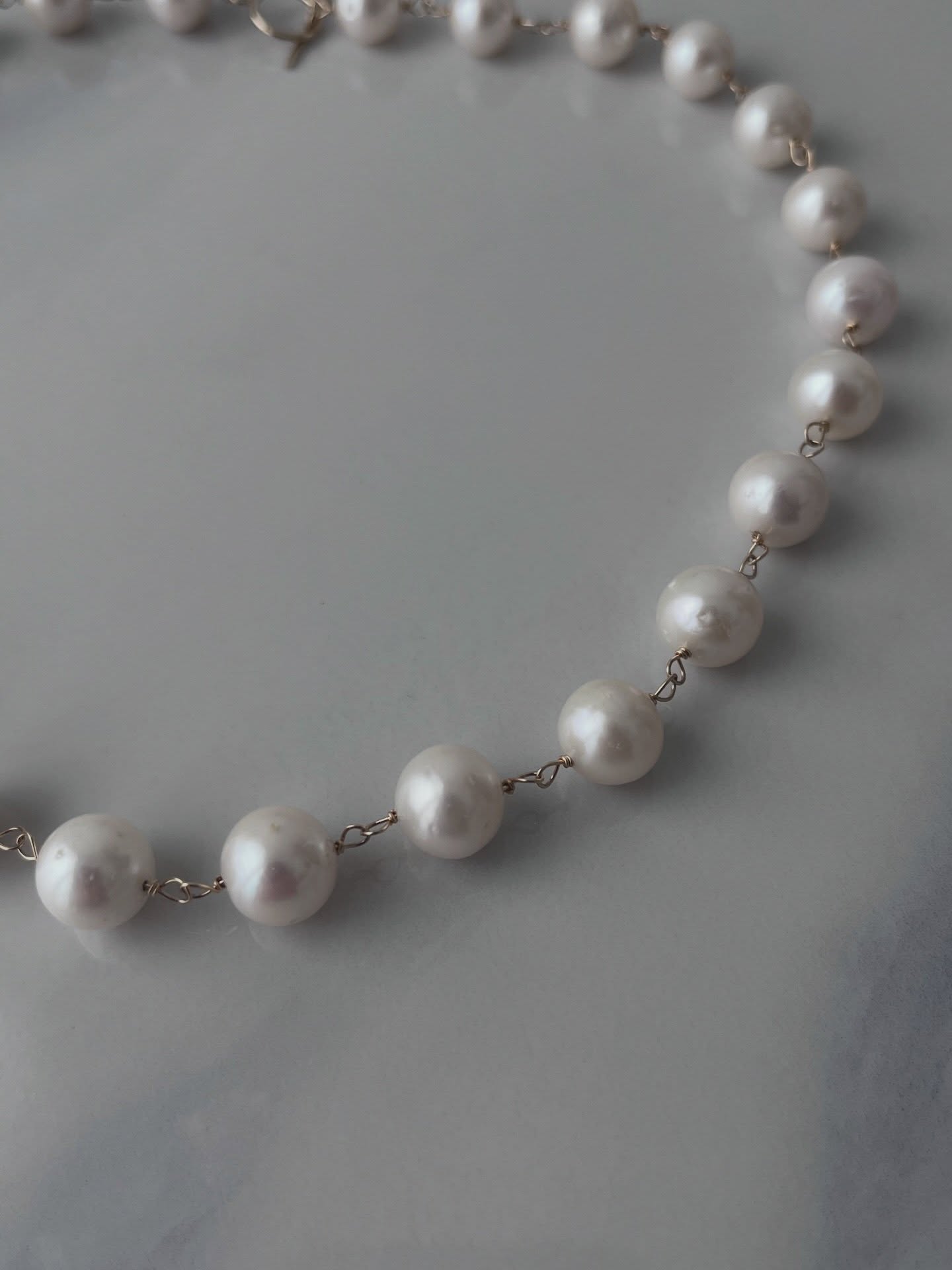 A stunning pearl necklace with an OT clasp, each pearl is attached with 14k gold filled fill, handcrafted to link one by one, to match with dresses or daily outfit while adding elegance to your look.
Un magnifique collier de perles doté d’un fermoir OT. Chaque perle est fixée à l’aide d’un maillon en laiton doré ou en gold-filled, au choix. Assemblé à la main, perle par perle, ce collier s’accorde à merveille avec vos robes ou vos tenues de tous les jours, tout en apportant une touche d’élégance à votre look.
#pearlnecklaces #bijouxartisanaux #goldfilledjewelry #giftforher #madeinfrance🇫🇷
