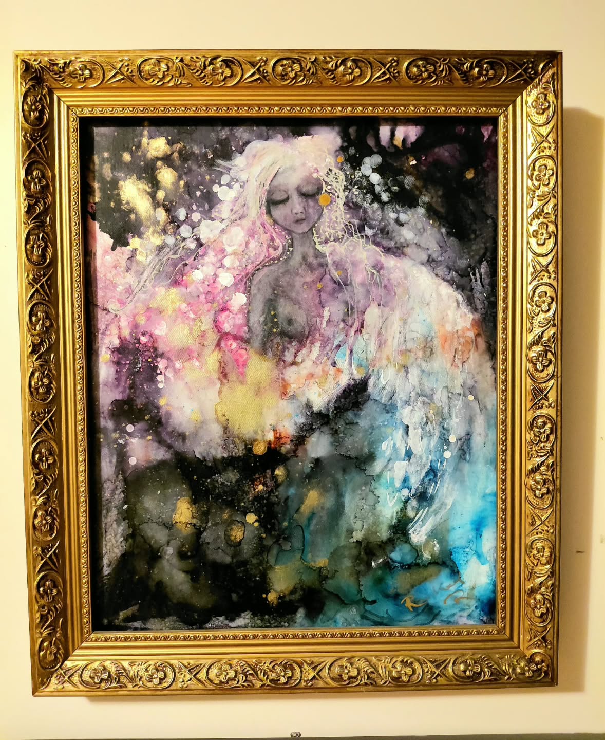 "Earth Angel" was my first alcohol ink, activated charcoal, oil detail, gold leaf hi-lit sleepy spiritgirl painting with vintage over-the-top-ornate frame that sort of became my "thing." She's always been special for me, but it' time to let go and see how my style changes when I don't cling. Not ready to let go of my pastel rabbit rider yet, but soon. Earth Angel is $575.
#rightasraineclectic #2021painting #discovery #originalart #angel #spiritualart #vintageframes #mixedmedia #nostalgia