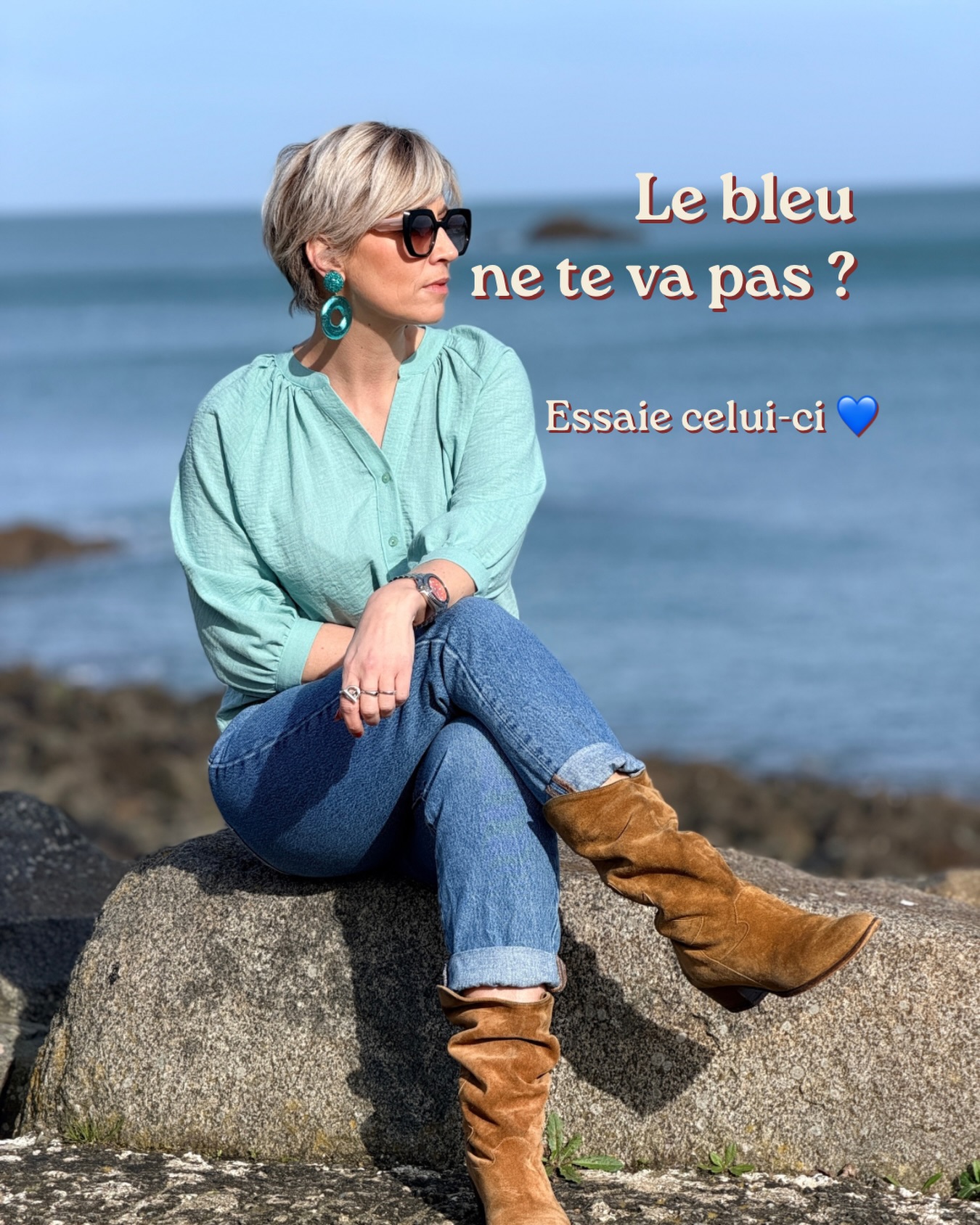 Mes petites pépites… 💙
Hier matin on parlait des bleus…
Mais pas tous les bleus 😉
Aujourd’hui je vous montre LE bleu chaud : le turquoise ✨
Celui qui :
💙 réveille le teint
💙 donne bonne mine sans maquillage
💙 adoucit celles qui trouvent le bleu trop froid
Parce que non… tous les bleus ne se valent pas 😏
👉 Le turquoise, c’est le bleu parfait pour les sous-tons chauds
(peau dorée, pêche, abricot… vous voyez ?)
Et surtout…
c’est une couleur qui fait tout le travail à votre place
Un jean + une chemise Laura turquoise…
et le look est déjà là 💥
⸻
💬 Dites-moi en commentaire :
Vous êtes plutôt bleu froid ou bleu chaud ?
⸻
#colorimetrie
#conseilmode
#lookdujour
#modefemme
#styleapres40
