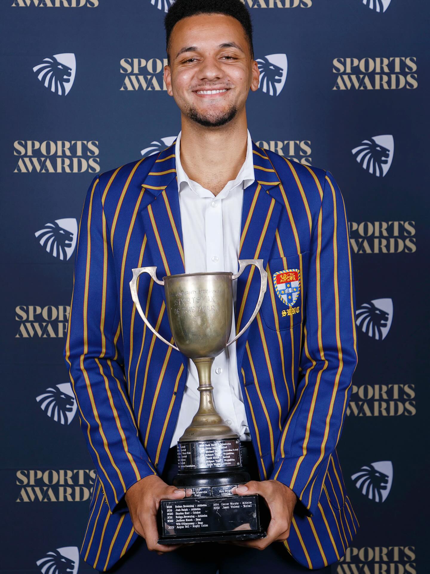 The club would like to congratulate Jason Welmer, who last Wednesday won the 2025 Sportsman of the Year at the Sydney Uni Sports Awards. A crowd favourite, Jason was recognised ahead of a competitive field on the back of an incredible string of 2025 performances.
In 2025 Jason was dual representative for NSW at both the AMMNA championships and indoor nationals. He was selected in the Australian Mixed team that won 3-0 against England, and will tour South Africa with the Australian Indoor netball squad later this year.
Aside from being an incredible athlete, Jason is a fantastic club member and representative. He represented the club in the UNE Tri-Series, Teal Club and Uni Nationals, as well as for the Mountain Leopards and Wildcats in the IWNA competition. Amongst all that, he always finds time to come to club events and the pub on a Thursday night. Many opposition universities have sighs of relief knowing that his GK bib will now be retired. Congratulations again on this incredible and well deserved achievement! #SUNC 💛💙