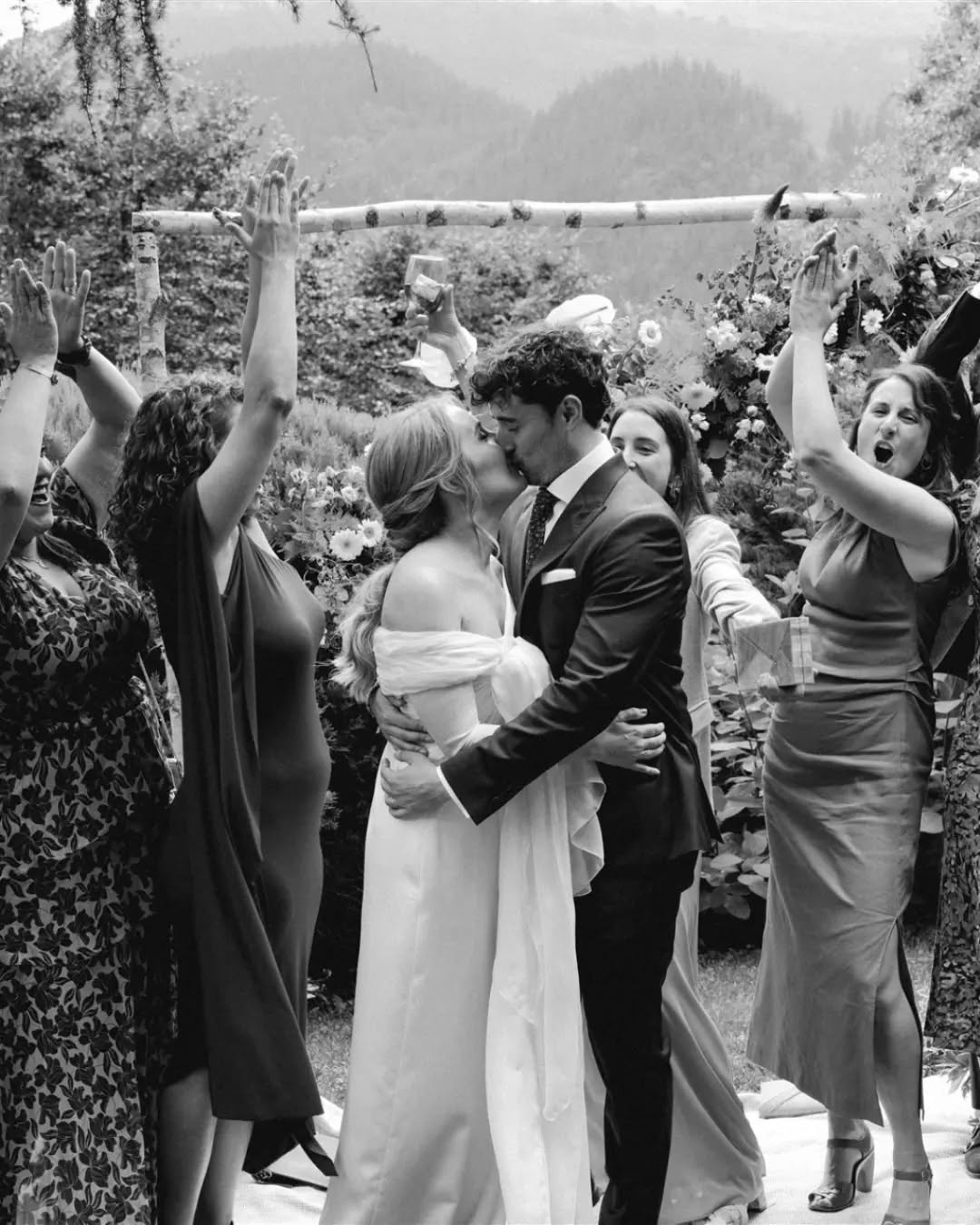 Qué bonito poder trabajar rodeadas de tanta naturaleza.
De lleno sumergida editando toooodas las fotos de este espectacular día✨️
WP: @lamardemomentos
Finca: @fincaziarsolo
Vestido: @delacruzatelier
Traje: @superlatio
Peluquería: @chicbilbaoestilismo
Maquillaje: @ixone_lafiancee
Flores: @margaritamellaman
Dj: @leoeventsdj
Catering: @lariberacatering
Joyas: @mdepaulet
Zapatos novia: @ganzitos_shoes
Second: @lehior_photo