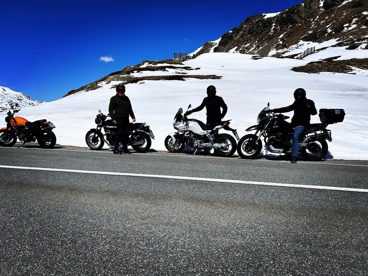 What’s better than an Apine Pass with a Guzzi gang?
#lakecomomotorbike #berninapass #stmoritz #malojapass #motoguzzi #motoguzziv7 #motoguzziv85tt #motoguzziv100
