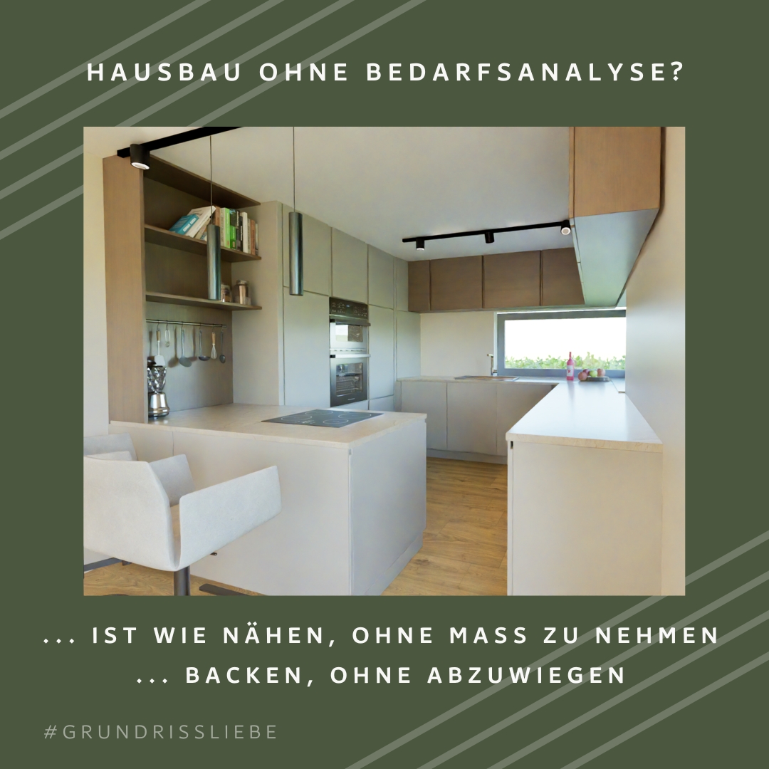 Ein Haus bauen ohne Bedarfsanalyse? Das ist, als würdest du ein Kleid nähen, ohne den Stoff zu messen… funktioniert vielleicht, aber am Ende sitzt’s nicht. Die Bedarfsanalyse ist unglaublich wichtig für den Hausbau – und du sparst damit Zeit, Nerven und Geld.
Was du wirklich beantwortet haben solltest: Brauchst du ein Homeoffice? Wie wichtig ist Stauraum? Planst du langfristig barrierefrei? Schritt für Schritt zeige ich dir, wie du Wünsche sammelst, den Alltag analysierst und Must-haves von Nice-to-haves trennst. Kleine Beispiele? Ja: Die Familie, die viel Gäste hat, aber kein Gästezimmer plante – und später umbauen musste. Oder die Bauherrin, die mit einer durchdachten Analyse ein flexibles Raumkonzept für Kinder und Homeoffice kombinierte und so einige m² Haus und somit Kosten sparen konnte.
Bei Grundrissliebe verbinde ich genau diese Erfahrung – Interior-Expertise, Geduld und Liebe zum Detail – damit du am Ende kein Showhaus, sondern ein echtes Zuhause bekommst. Neugierig geworden? Schau dir den kompletten Guide an: Link in Bio! 🏡✨📝
#Grundrissliebe #HausbauTipps #Bedarfsanalyse #Wohnraumgestaltung #Bauherren #Grundrissanalyse #Homeoffice #Stauraumideen #Renovierung #Planungshilfe