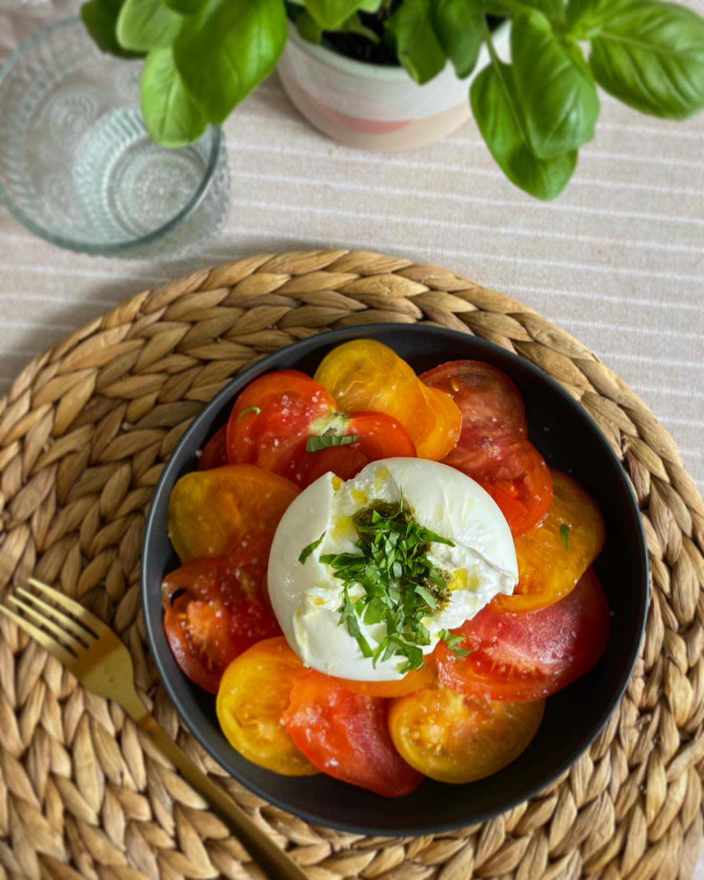 Tomates & Burrata & Prendre le temps
Hello,
Prendre le temps de manger, on entend par tout que c’est important mais pourquoi ?
Principalement pour que notre rassasiement qui est en partie dirigé par une hormone puisse arriver correctement, et ensuite pour notre digestion, si on mange vite on ne mâche pas suffisamment et la première étape de notre digestion commence avec nos dents.
Mais comment ont fait pour manger plus lentement ?
Peux être en commençant par re considère le moment du repas comme un temps à prendre justement,
De prendre quelques minutes pour se préparer une jolie assiette, et cela n’a pas besoin d’être compliqué,
Choisir une jolie assiette, découper et dresser les tomates, assaisonnées la burrata avec de l’huile d’olive et du basilic frais, c’est simple mais avoir pris ces quelques petites minutes à dresser l’assiette contextuelles déjà le moment du repas
Ont pourrais dire que prendre le temps de manger c’est aussi manger avec amour, le plaisir de manger cette jolie assiette pour nourrir ce corps qui te permet de faire tout ce que tu souhaites de ta journée
•
🌾 Elodie Bernard Diététicienne Nutritionniste
✨ Consultation à Angers, Jallais et à distance
🌙 17 rue de Chantilly 49000 Angers
🍋 elodieb.diet@gmail.com
🌻 hellorecettediet.fr
☀️prise rdv Doctolib
•
#manger #recette #alimentationintuitive #alimentationsaine #alimentationequilibree #alimentationvivante #slow #prendreletemps #mangerenpleineconscience #mangermieux #mangersain #tca #tcarecovery #pertedepoids #compulsion #compulsionsalimentaires #vege #vegetarian #vegetarien #dietetique