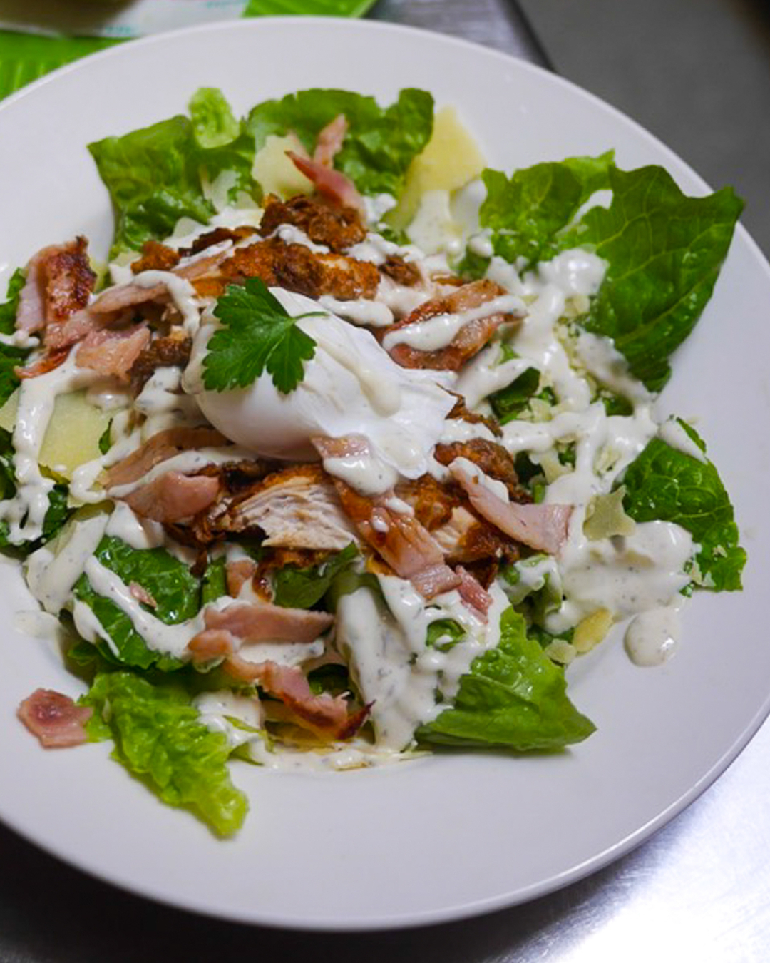 Chicken schnitzel, crunchy cos lettuce, shaved parmesan, golden croutons , boiled egg and that creamy Caesar dressing we all love 🤤
Our Chicken Caesar Salad is fresh, full of flavour and perfect for a light meal that still feels a little indulgent ✨