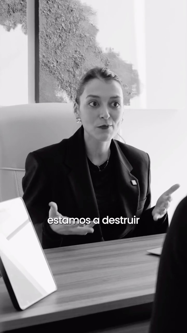 ❗️Se tem 20 ou 30 anos, cuidado com isto…
Existe uma ideia muito comum de que devemos “estimular colagénio” o mais cedo possível.
Mas a verdade é que, em peles jovens, o colagénio já está em níveis ótimos.
Quando recorremos a tratamentos demasiado agressivos para “fabricar colagénio” podemos estar a fazer exatamente o contrário: 👉 provocar inflamação desnecessária 👉 e até destruir estruturas saudáveis da pele
Mais tratamento… não é melhor tratamento.
O melhor tratamento é o certo — para a sua idade e para a sua pele.
Antes de fazer qualquer tratamento, realize uma consulta com um profissional médico especializado no Instituto Face Mi.
A sua pele no futuro vai agradecer.
#facemi #facemiporto #facemibraga #colagenio #bioestimulador