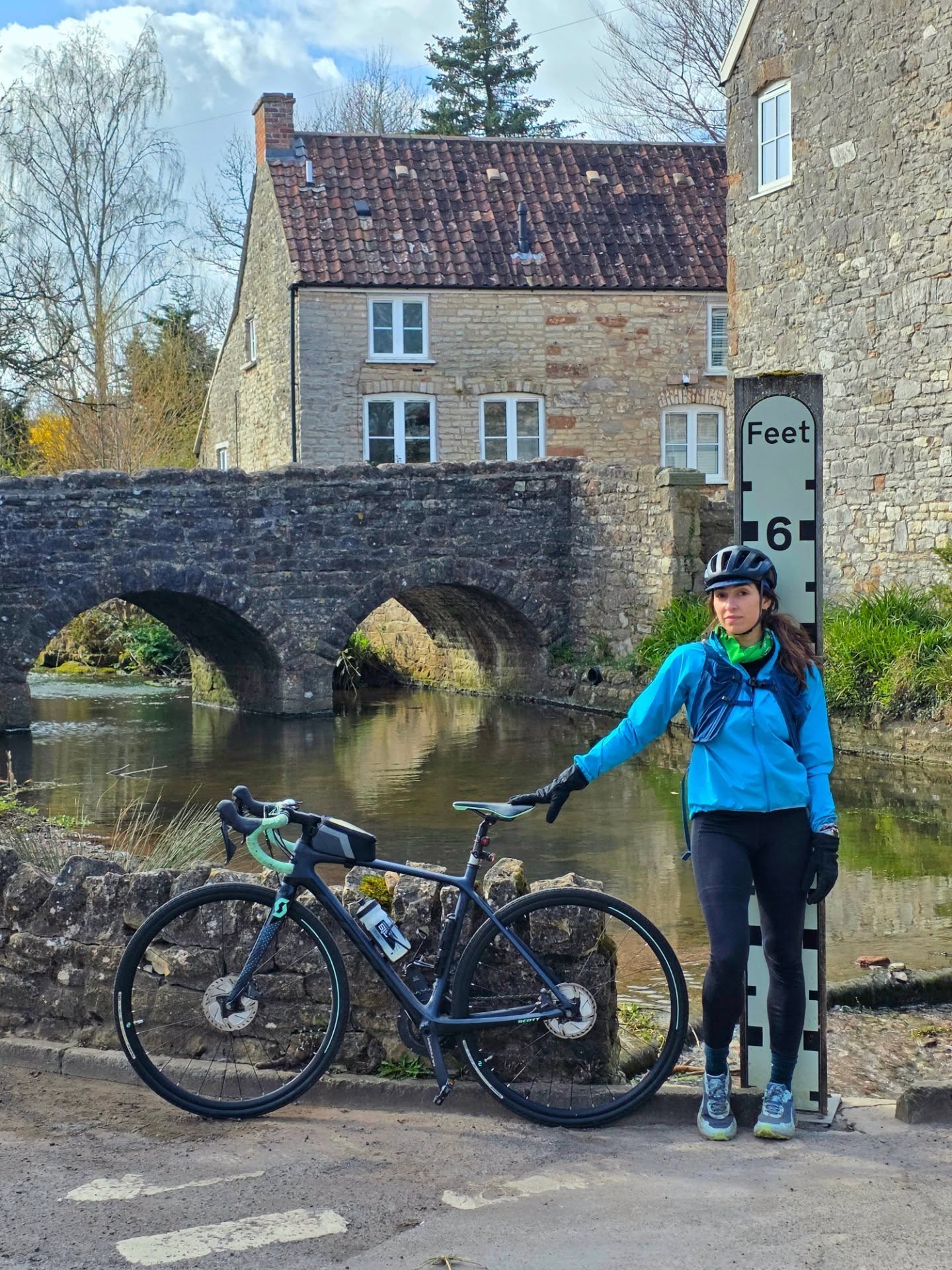 Made it out on the bike - first ride of the year 😃 🚵♀️
Started the day with a calamity of a morning 😵💫 but eventually got rolling.....a puncture 10mins in 😣, a swift repair and didn't give up 💪🏼
Watch ⌚️ ran out of battery at lunch time so half the route logged (not that this matters to me) but the day ended well with a much needed exhilarating ride through the lanes to Chew Valley Lake. Looped back up a steep climb and back down Dundry hill to half a Guiness in front of fire at cosy pub to finish.
Day ended well, phew!
Wind in your face, physical exertion and countryside is always a good idea 🤯😀
#bikeride #fitwellmove #getfittohavefun #brainhealth