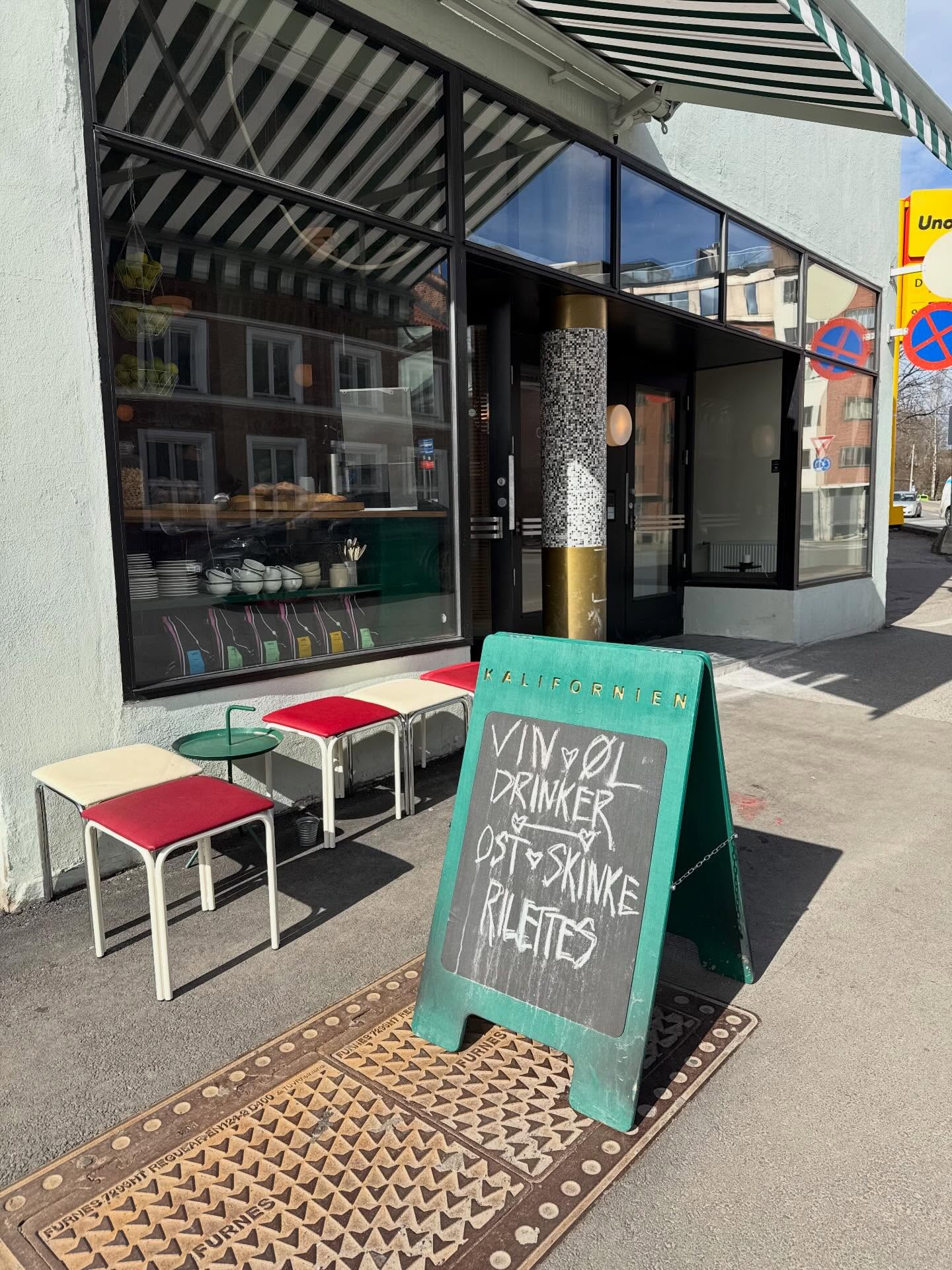 En gang i blant så gjør vi helt vanlige ting. Slik som dette.
Garasje til utemøbler og øl/pølsevogn