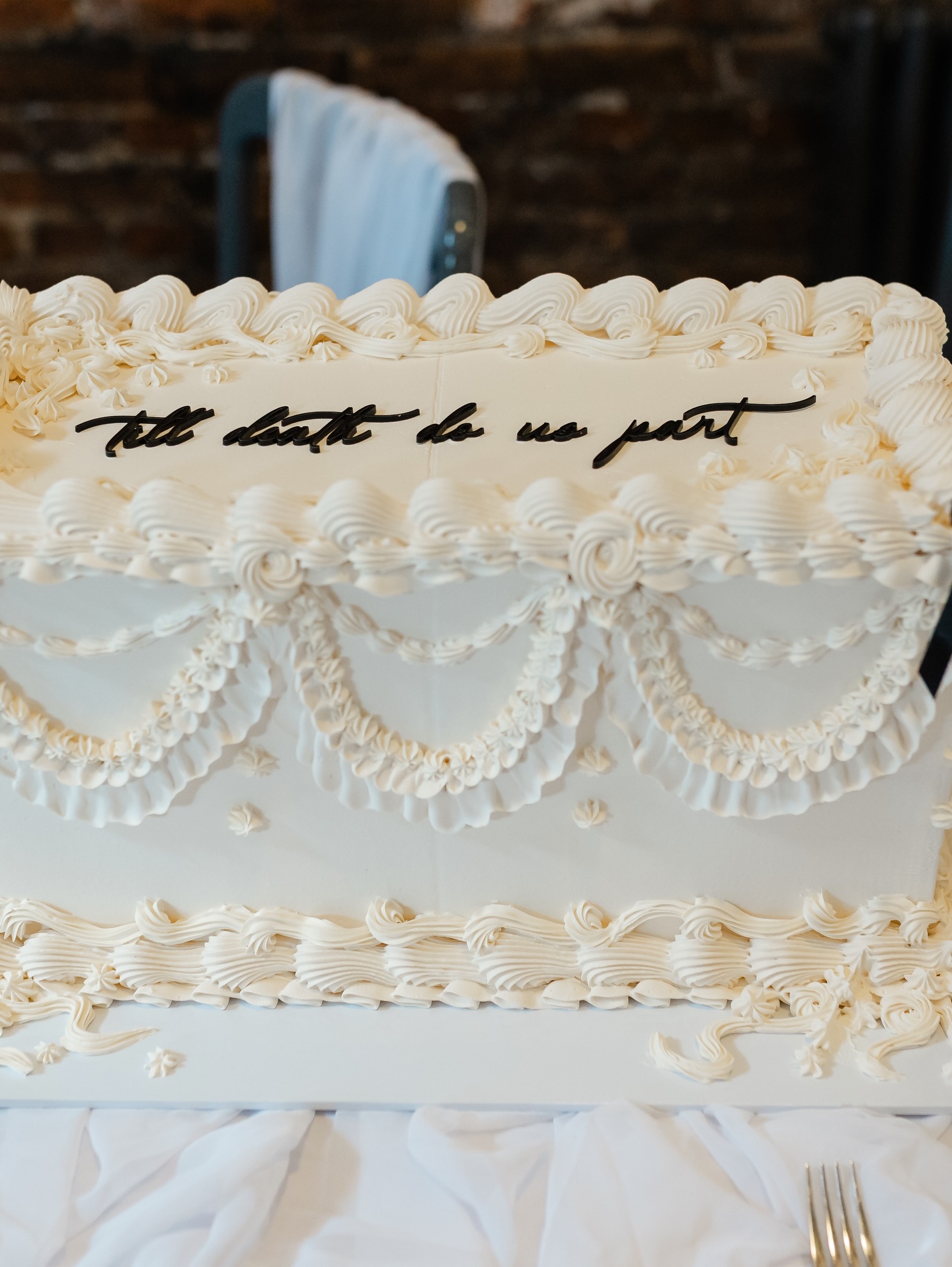 Another cake that has my heart 🖤
Lots and lots of delicate piping, the softest ivory tones and a simple rectangular design that feels a little bit different to your traditional tiered cake.
I love how my cakes look once they're surrounded by candles, flowers and table styling - it really shows how they become part of the whole wedding day, not just something to cut in the evening.
A wedding cake doesn't need to be tiered - designs like this can look just as special 🤍
Venues: @granaryweddingbarn
Co-ordination: @itmustbelove_weddingsandevents
Photography: @jessyjonesphotography
Styling: @rubyandcoevents
Floristry: @fairviewflorist
Cake: @cakeandthistle
Stationary: @charlotteemilyccc
Hand painted glasses: @thepaintedpetalcompany
