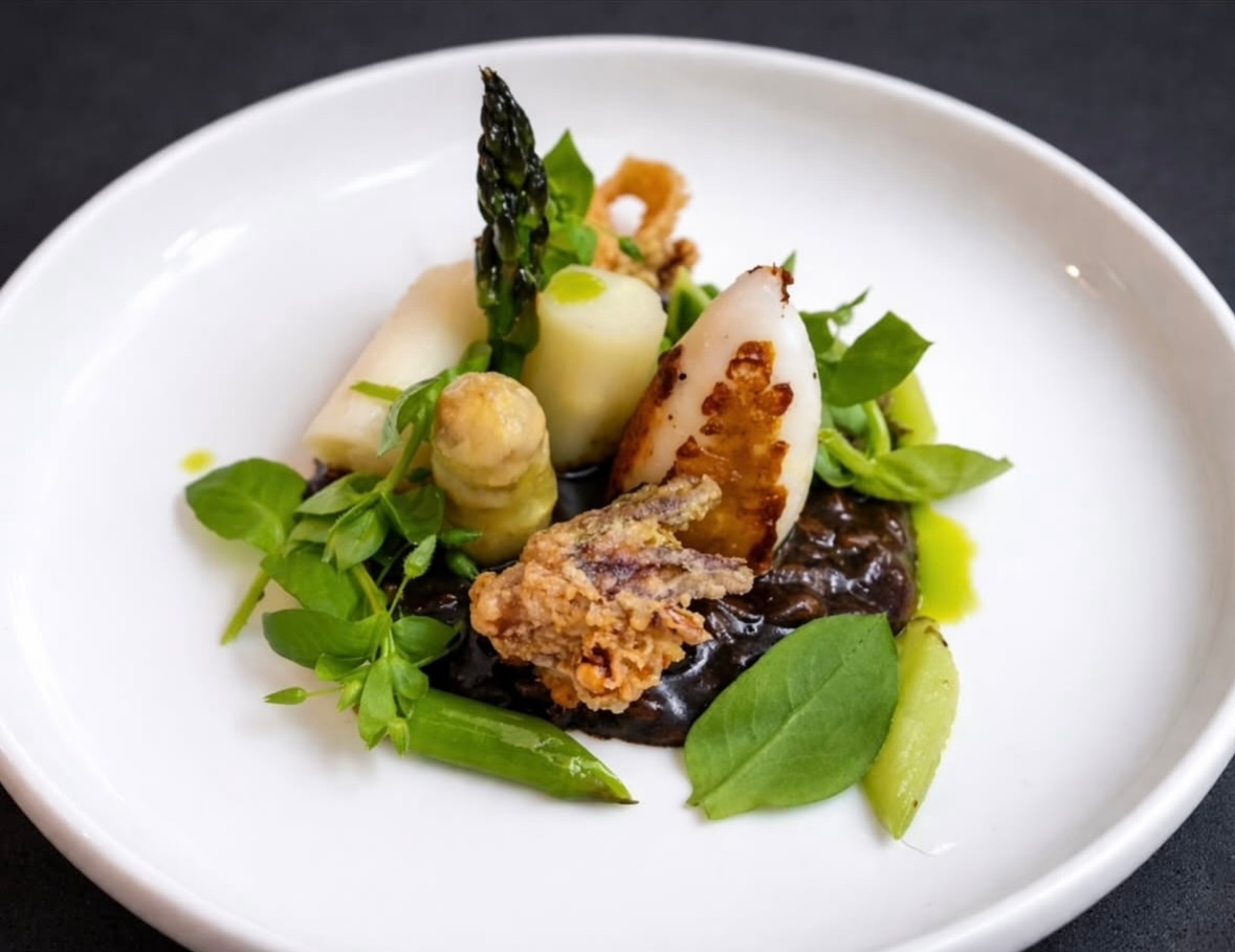 Zarte Calamaretti, schwarzer Knoblauch, frische Vogelmiere & erster Spargel – der Frühling ist angekommen.
#frühling #gericht #spargelzeit #calamarí #daskulinarium