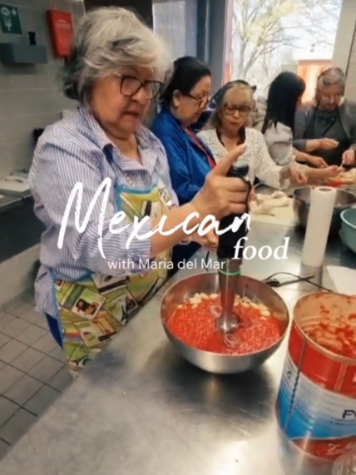 Was für ein festliches Kitchen Lab!
Vielen Dank an María del Mar für die mexikanischen Aromen, wir haben eine köstliche Tinga und fantastische Margaritas genossen, bei vollem Haus und bester Stimmung.
Ein besonderer Dank an Cipriana für den Geburtstagskuchen.
Essen, Lachen und Gemeinschaft genau so mögen wir es.
Wir sehen uns am 7. April zum nächsten Kochen mit Victoria!
---
¡Qué sesión tan festiva en Kitchen Lab!
Gracias a María del Mar por traernos los sabores de México, disfrutamos de una deliciosa Tinga y unas increíbles margaritas, con casa llena y mucho ambiente.
Un agradecimiento especial a Cipriana por organizar el pastel de cumpleaños.
Comida, risas y comunidad, justo como nos gusta.
Nos vemos el 7 de abril para cocinar con Victoria.
---
What a festive Kitchen Lab!
Thank you to María del Mar for bringing the flavors of Mexico to our table, we enjoyed a delicious Tinga and some amazing margaritas in a full house full of joy.
A special thank you to Cipriana for organizing the birthday cake.
Food, laughter and community just how we like it.
See you on April 7 for our next session with Victoria!
#ETKultur #KitchenLab #interAct #communitycooking #InterculturalExchange
