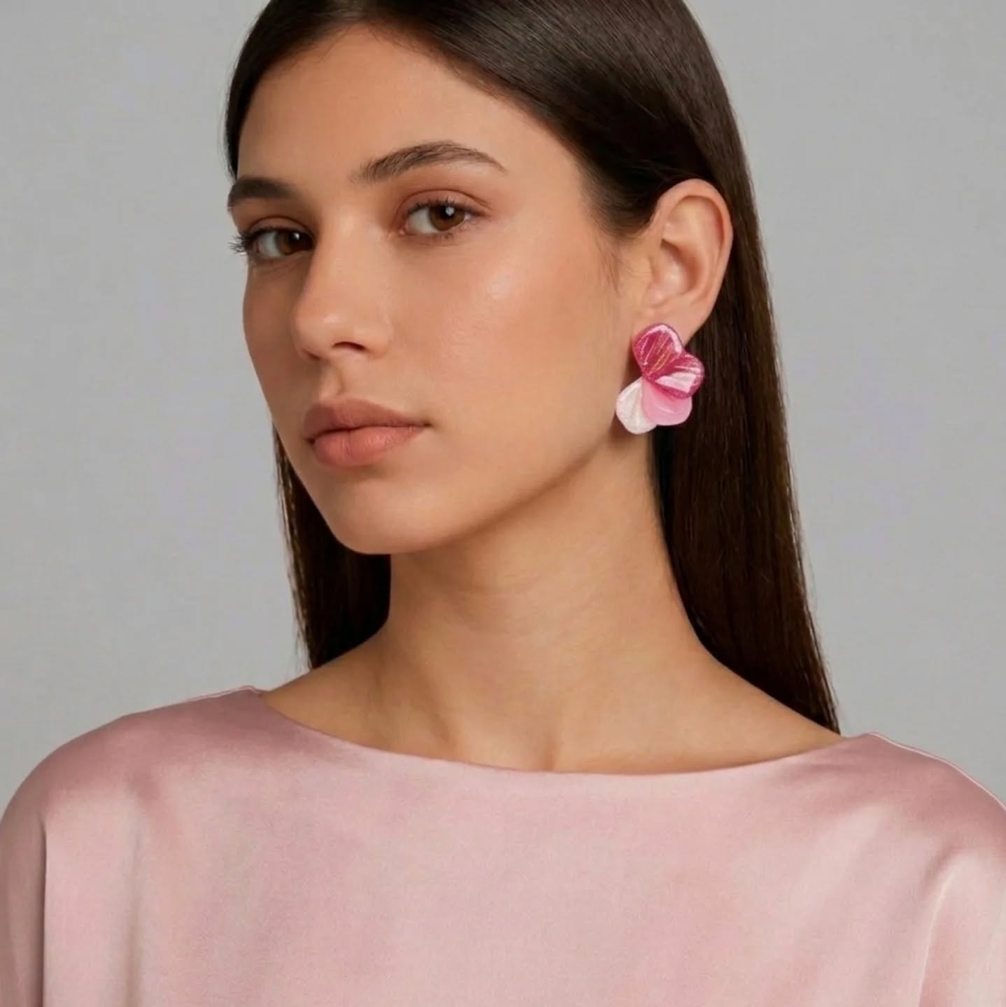 🌸 Mirella fülbevaló üde tavaszi rózsaszínben 🌸
További színek a webshopban:
https://www.moonojewelry.com/mirella-fazon
Személyesen elérhető a @prizmadesignerstore -ban.