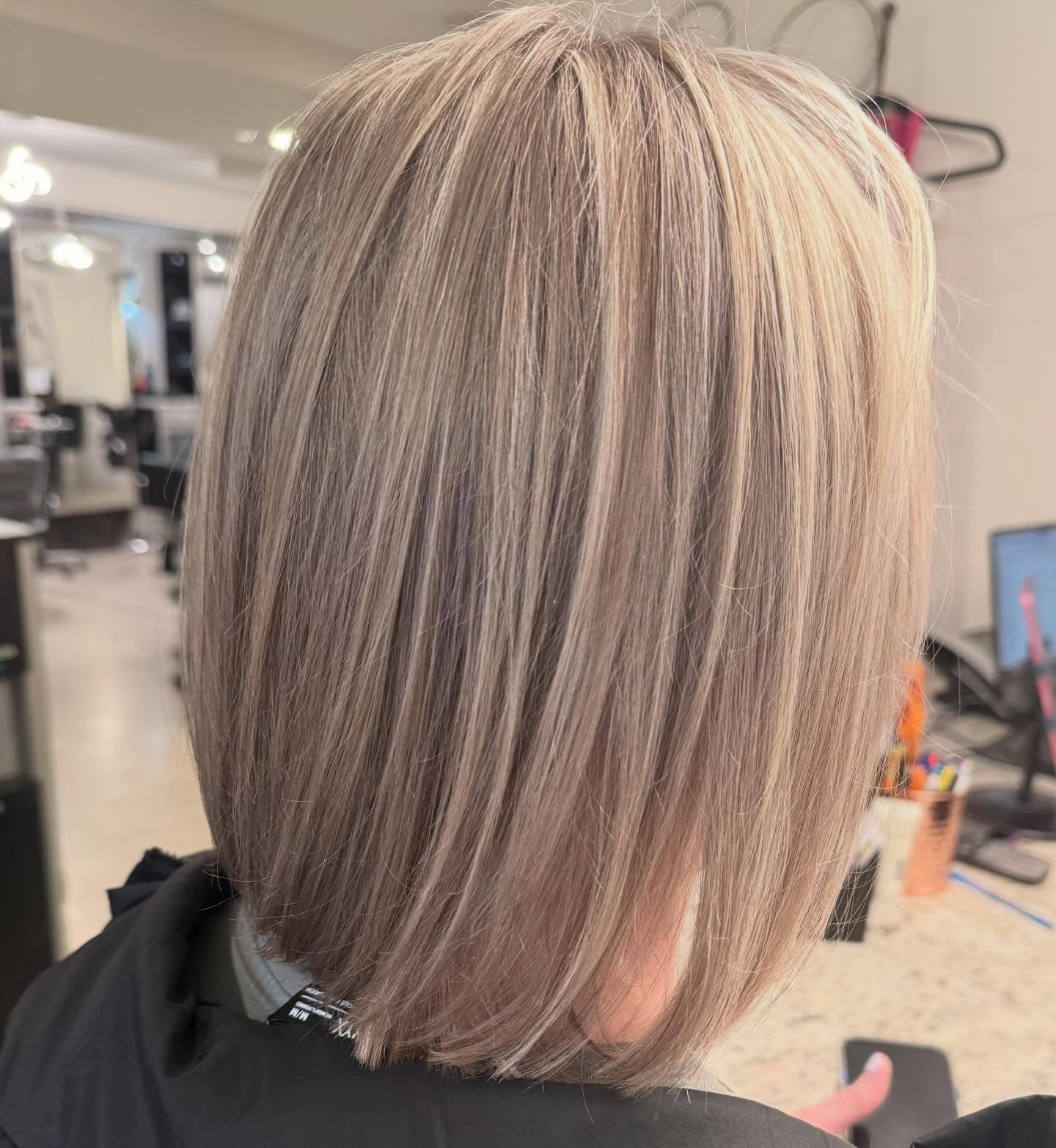 Everyone is getting SPRING ready! Alicia, @aliciascissorhands_ created a beautifully lived in blonde by incorporating both highlights and lowlights, giving a more seamless finish and lower maintenance.
Call to schedule or book online!
.
.
.
.
#guilfordct #branfordct #highlightsandlowlights #ctgoldwellsalon #guilfordcthairsalon