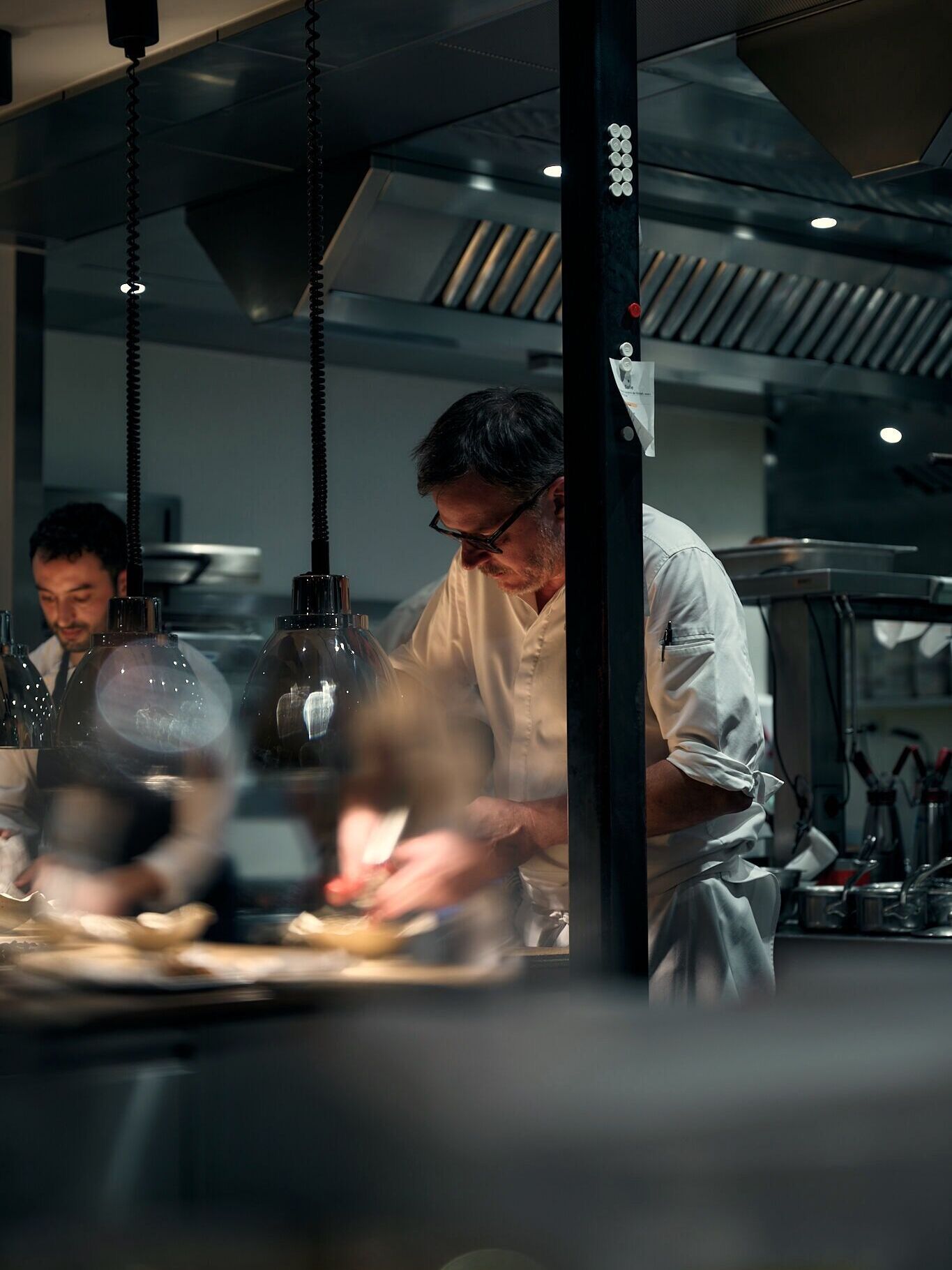 Du comptoir, tout se passe sous vos yeux.
Les allers-retours, les gestes rapides, les assiettes qui se montent.
Rien n’est caché.
Le service vit, respire, s’organise.
Ce n’est pas un spectacle.
C’est le quotidien d’une équipe concentrée.
Et vous en faites partie.
____
NL 🇧🇪
Aan het aanrecht gebeurt alles voor uw ogen.
Bewegingen, snelle gebaren, borden die worden opgebouwd.
Niets wordt verborgen.
De service leeft en beweegt.
Geen show.
Gewoon een team dat gefocust werkt.
En u zit er middenin.
____
EN 🇬🇧
At the counter, everything happens in front of you.
Movements, quick gestures, plates coming together.
Nothing is hidden.
Service is alive, constantly in motion.
It’s not a show.
It’s a focused team at work.
And you’re right there with us.
#Menssa #ChristopheHardiquest #CuisineOuverte #Comptoir #RestaurantMenssa #HauteCuisine #BrusselsFood #BelgianGastronomy
Menssa by @christophe.hardiquest
💻 www.menssa.be
✉️ restaurant@menssa.be
☎️ +32 2 346.66.15
📍 Avenue de Tervueren 453, 1150 Bruxelles
📸 @anthonyflorio
@romain_longchamp @nico.beaudey @dessartjulie @madison_mtn