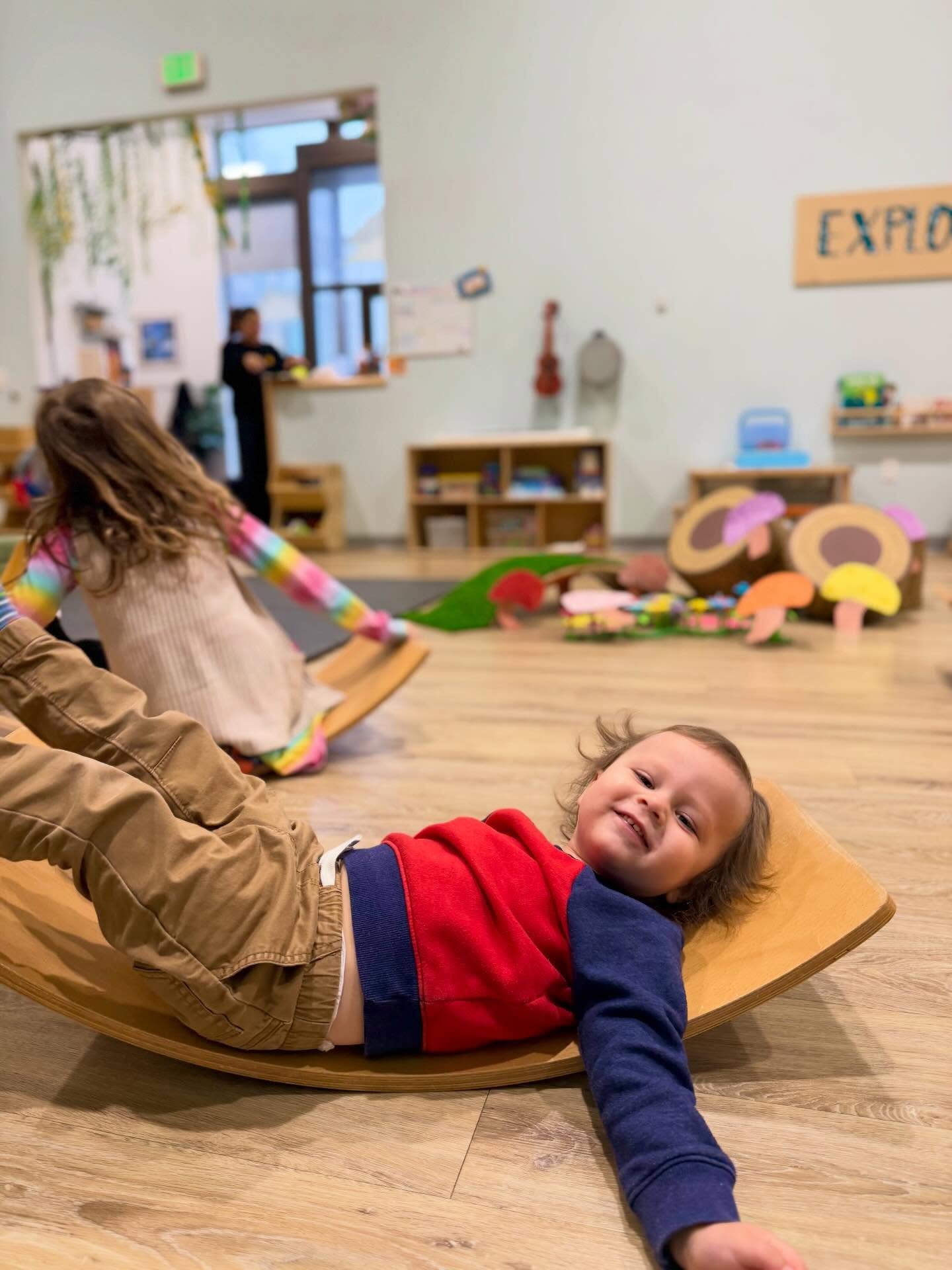 Jueves de juguemos en el bosque 🌳 🌲🐾
Today, our peques explored the magic of the forest. We kicked off our adventure with a story about ¿qué encontramos en el bosque?, bringing it to life by acting out the scenes with toy animals! Next, we turned off the lights for a thrilling nighttime game, using flashlights to find hidden animals while practicing their letras iniciales as we helped them find their way home.
Our creativity soared during art time as we crafted our own bosques with papel y pintura 🎨
To top it all off, we made deliciosas pizzas shaped like mushrooms! 🍄🍕
It was an incredible day filled with fun, imagination, and learning about the amazing creatures that call the bosque home.