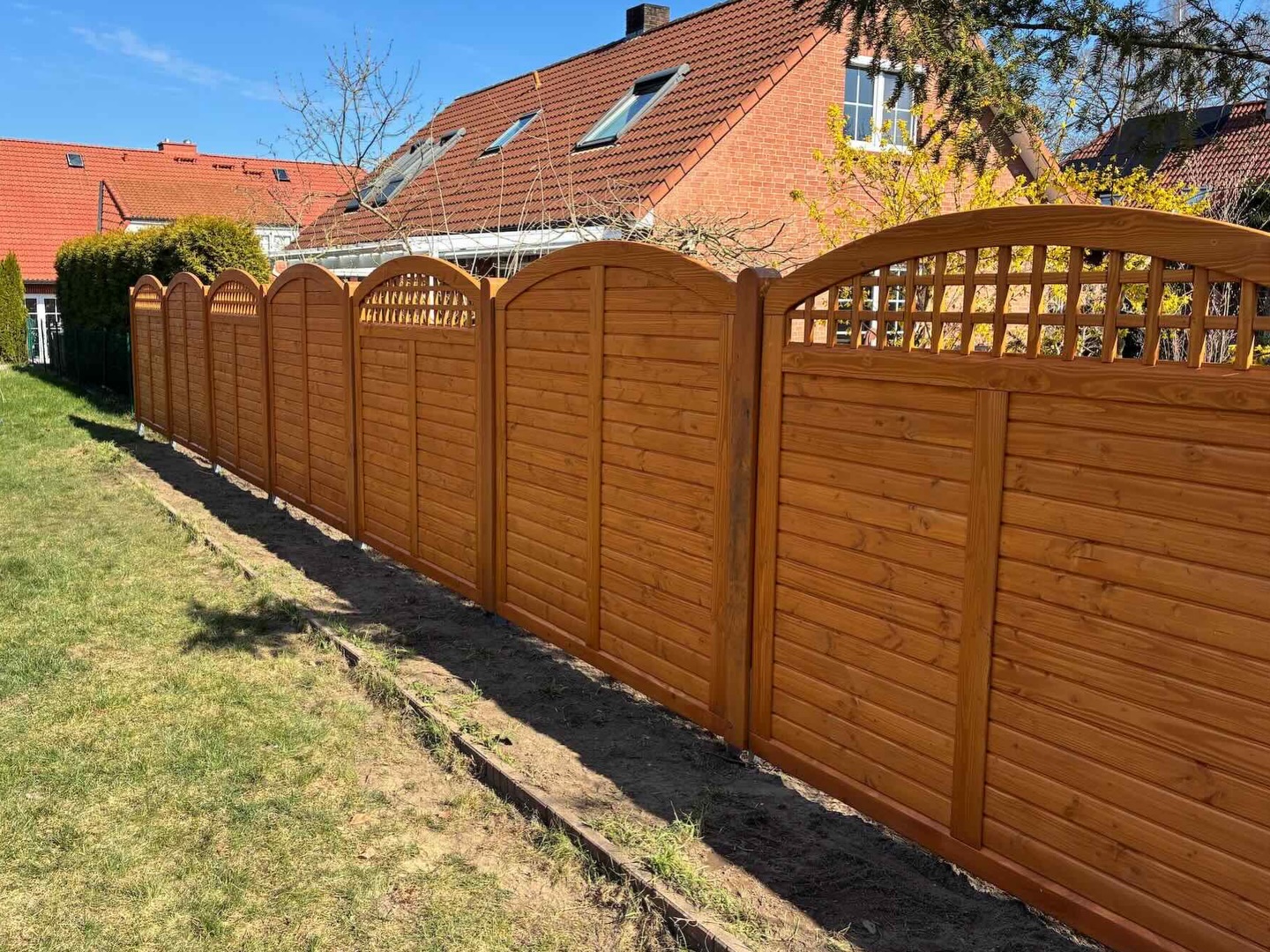 Neuer Holzzaun – sitzt!
Freitag die Pfosten sauber einbetoniert –
heute, am Montag, stehen schon die Elemente. So muss das laufen. 💪
Schritt für Schritt entsteht hier ein richtig schöner Abschluss zum Garten:
klare Linie, sauber eingebaut und einfach ein stimmiges Gesamtbild.
Und genau darum geht’s:
Auch die „kleinen“ Projekte verdienen die gleiche Sorgfalt wie die großen.
Wir sind immer offen für spannende Projekte –
egal ob komplette Außenanlage oder eben auch ein Zaun wie hier. 👌
Das ist Gollo: anpacken, sauber arbeiten und am Ende ein Ergebnis, das überzeugt.
Wenn ihr etwas im Garten verändern wollt – meldet euch gerne bei uns.
#DieGollo #Gartenbau #Zaunbau
#Handwerk #Lüneburg GaLaBau
WirMachenDas SaubereArbeit Außenanlagen