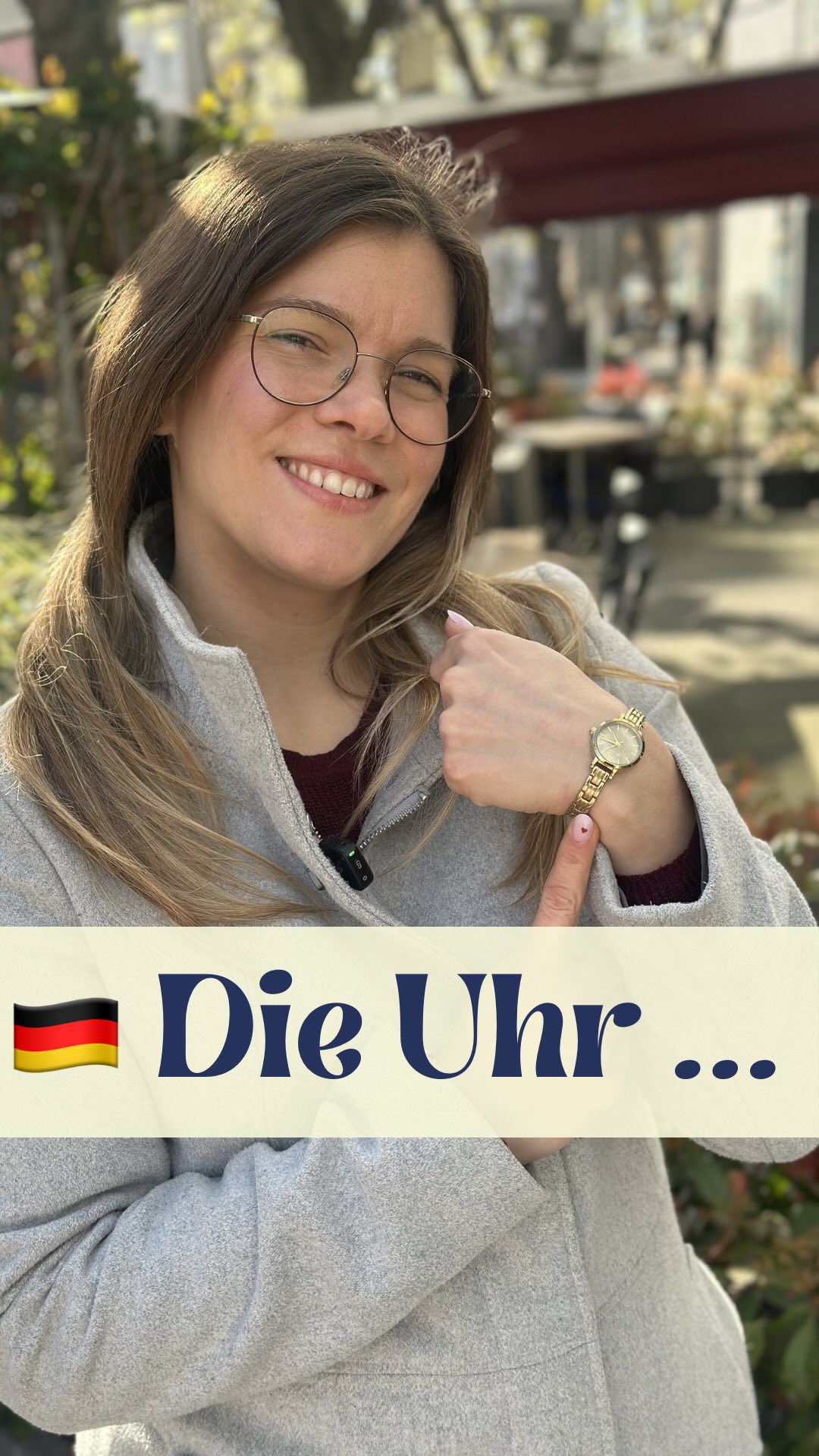 ⚠️ Heute Nacht ist die …. Zeitveränderung? 🤔❌
Ja, die ZEITEN ändern sich immer! So ist das Leben. 😂
Aber in diesem Kontext sagt man auf Deutsch:
➡️ Heute Nacht ist die Zeitumstellung.
➡️ Die Zeit wird umgestellt.
➡️ Ich muss meine Uhr umstellen.
💡 Warum?
Weil es hier nicht einfach um irgendeine Veränderung geht, sondern um eine konkrete Anpassung der Uhrzeit.
👉 Das bedeutet auch:
Die Tage werden jetzt wieder länger ☀️
… aber wir schlafen heute Nacht eine Stunde weniger 😴
💬 Kanntest du diese Formulierungen schon?
Schreib’s in die Kommentare! 👇😊
Liebe Grüße
Deine Deutschlehrerin
Verenita
🖤❤️💛
#deutschlernen #deutschb2 #wortschatzlernen #deutschimalltag #deutschland