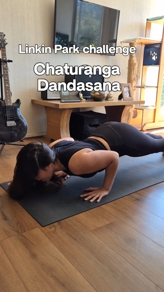 Estuvo brigido 🔥
Claramente no es un chaturanga perfecto 😂 pero estoy retomando después de 3 años sin Ashtanga, así que con paciencia nomás.
Gracias @alba_luminaria por ayudarme a volver 🙏
Tus ajustes de todos los viernes me ayudan demasiado y los agradezco en el alma ❤️🔥
Fue divertido 😊
#ashtanga #humoryoga #yogalife