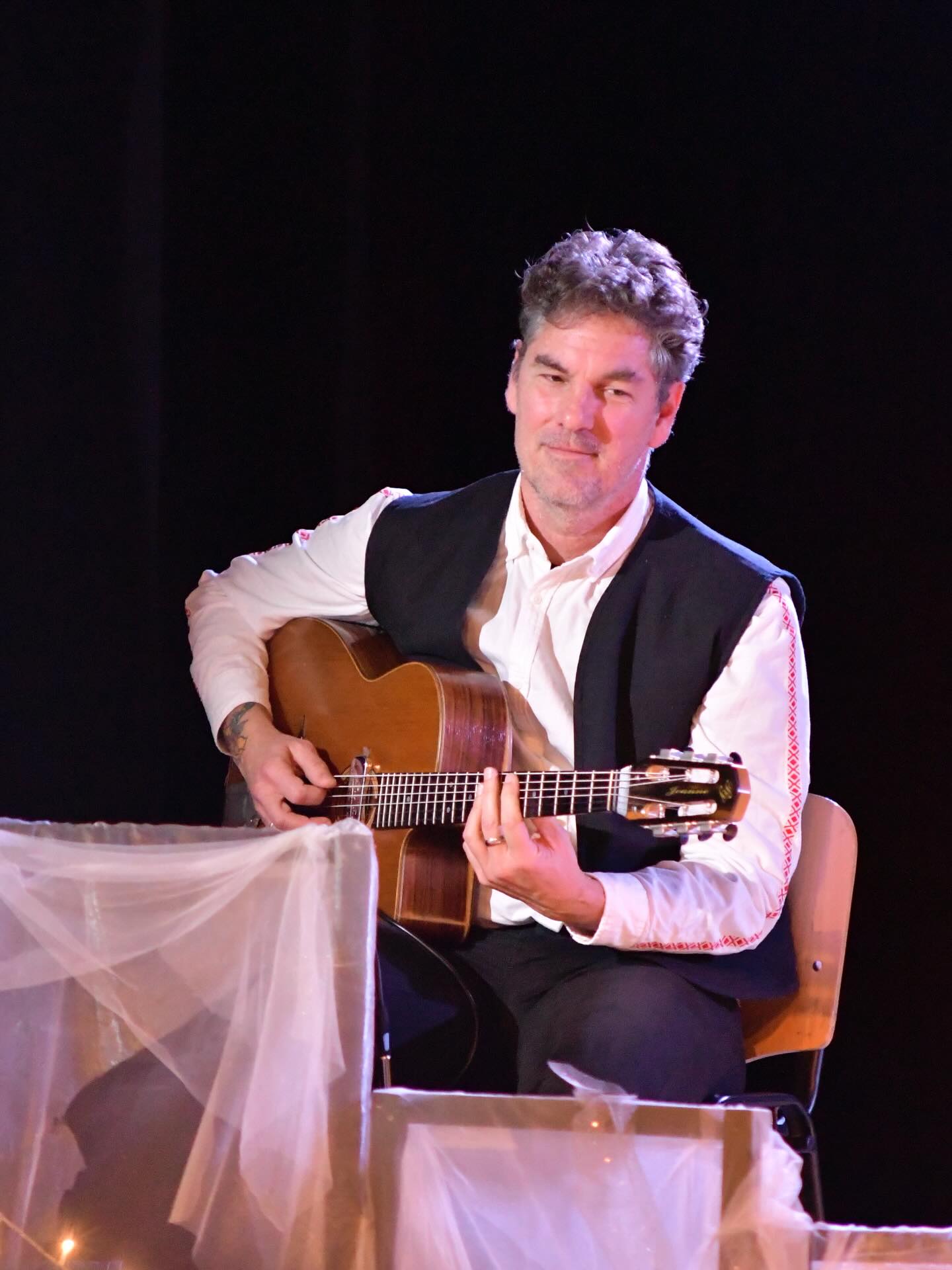 Et pour finir les présentations des Domovoï de l’équipe Madame Paule Avignon ! Voici aujourd’hui, le Domovoï Guitare, le beau gosse poétique du spectacle, le talentueux @lerems971 ! ✨🎶💕
SOUTENEZ LE PROJET : CAGNOTTE PARTICIPATIVE EN BIO
#spectacle #guitare #guitar #poetry #live