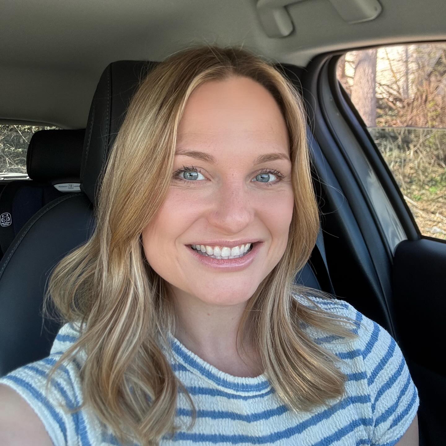 Get to know your stylist! ✨
Meet Alyssa ✨
Outside of the salon, what do you enjoy doing?
• spend time with family
• hike with my dog Wilson 🐕
• bake
• grab coffee
• shop till I drop
What is your favorite service to provide in the salon?
My favorite service to provide in the salon is lived in color or balayage. I love seeing the start to finish & the look on my clients face after 🥰
What is your favorite Kevin Murphy product?
My favorite KM product would have to be Young again. It’s a deeply nourishing oil that acts as a treatment, smoothes away frizz, and acts as a heat protectant.
#hairstylist #hairsalon #westchester #hair #meetyourstylist