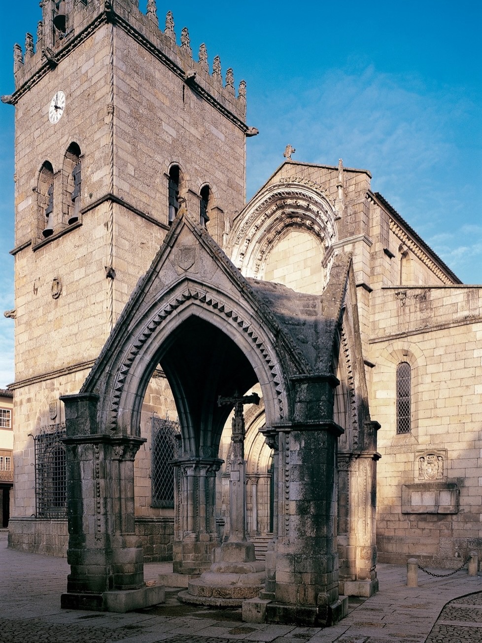 O Dia Nacional dos Centros Históricos celebra-se a 28 de Março, em homenagem a Alexandre Herculano, grande defensor do nosso património. É um dia dedicado à valorização e salvaguarda dos centros históricos portugueses, uma espécie de “10 de Junho do Património”.
Guimarães, berço da Nação, é um dos maiores exemplos dessa conservação, com um centro histórico de origem medieval que valeu a classificação como Património Mundial da UNESCO a 13 de Dezembro de 2001.
E, se quiser descobrir o outro lado do património, o património natural e vitivinícola, a Quinta dos Encados está de portas abertas para o receber🫴🏽
Imagens: Câmara Municipal de Guimarães & National Geographic Portugal
__
EN
National Historic Centres Day is celebrated on March 28, in tribute to Alexandre Herculano, a great defender of our heritage. It is a day dedicated to valuing and safeguarding Portugal’s historic centres.
Guimarães, the birthplace of the nation, is one of the greatest examples of this preservation, with a medieval historic centre that earned UNESCO World Heritage status on December 13, 2001.
And if you would like to discover another side of heritage — the natural and wine-growing heritage — Quinta dos Encados is open and ready to welcome you.🫴🏽
Images: Guimarães City Council & National Geographic Portugal.
#QuintadosEncados #RegiaoDemarcadaDosVinhosVerdes #HistoricCityCentre #Guimaraes #diadoscentroshistoricos