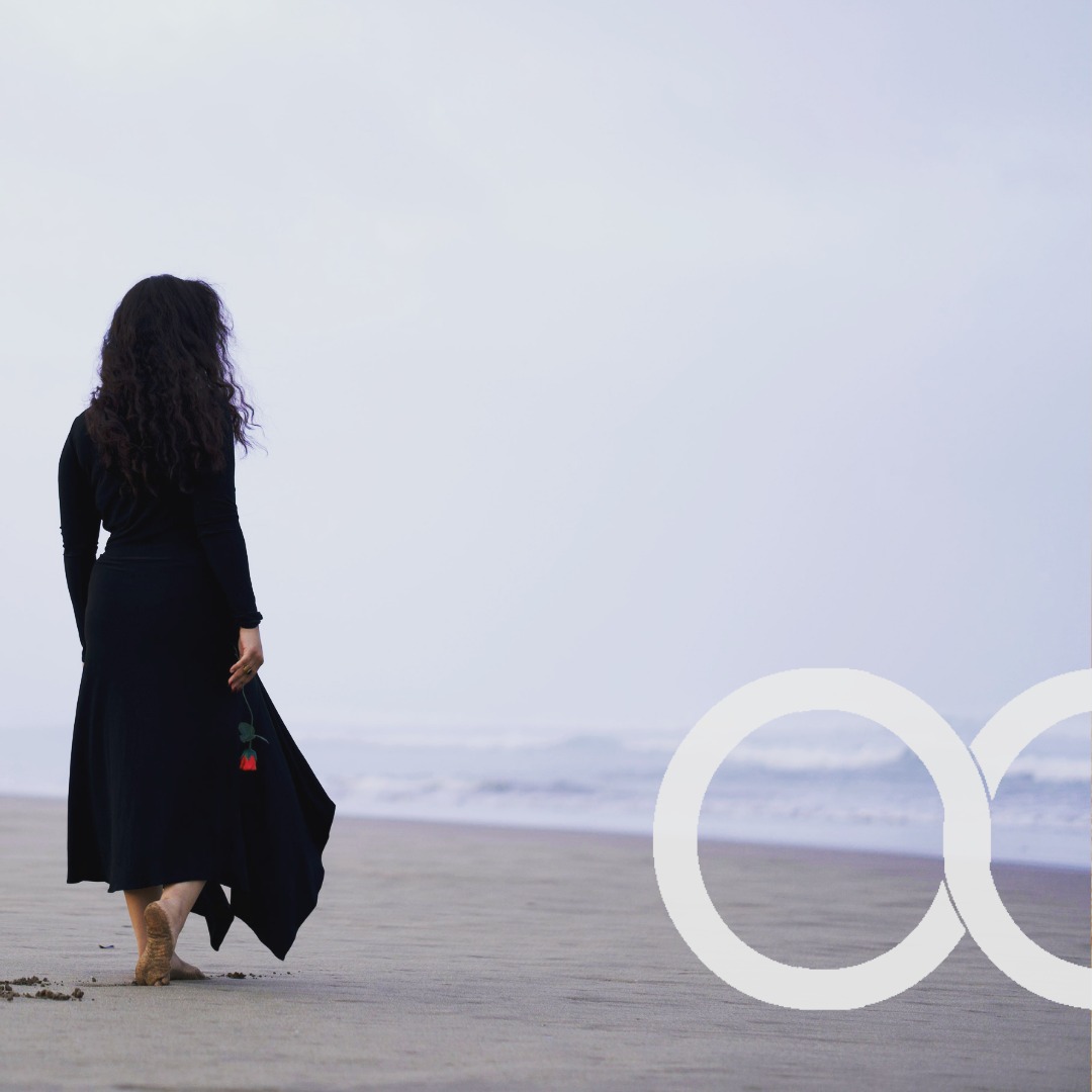 Reagire al lutto non significa "superarlo" come se fosse un ostacolo da scavalcare, ma imparare a conviverci, integrandolo nella propria storia.
E’ un percorso dell'anima che non accetta scorciatoie.
Ecco alcuni passi fondamentali per affrontare questo cammino.
1. Datti il permesso di "non stare bene"
Viviamo in una società che corre e che ci chiede di essere subito reattivi ma
l'elaborazione del lutto inizia dal rifiuto della fretta.
Non forzarti a sorridere se non te la senti.
Accetta che ci saranno giorni di abisso e giorni di tregua.
Il dolore non è un segno di debolezza, ma la misura dell'amore nei confronti della persona cara che ci ha lasciato.
2. Accogli l'imprevedibilità delle emozioni
Il lutto non è una linea retta, ma un mare mosso. Puoi provare tristezza, ma anche rabbia, senso di colpa o, paradossalmente, un senso di vuoto e torpore.
Non giudicare i tuoi sentimenti: Ogni emozione ha il diritto di esistere e fa parte del percorso.
3. Piccoli passi, un giorno alla volta
Quando il futuro sembra un muro insormontabile, l'unica strategia è accorciare l'orizzonte.
Concentrati sulle prossime 24 ore, o anche solo sui prossimi 2 minuti, un passo alla volta.
Celebra le piccole vittorie: esserti alzato dal letto, aver mangiato, aver fatto una passeggiata e concediti un piccolo dono ogni volta che ne senti il bisogno.
4. Delegare ed appoggiarsi
Reagire al lutto significa anche capire che non si può fare tutto da soli.
Affidarsi a qualcuno non è segno di debolezza. È una concessione che si fa a se stessi e al proprio dolore.
5. Cerca la condivisione, non l'isolamento
Il dolore tende a chiuderci in noi stessi, ma parlare aiuta a dare un nome a ciò che proviamo.
Che sia un amico fidato, un gruppo o il supporto di un professionista permette di non affogare nel silenzio.
Non esiste un manuale standard, non ci sono regole precise per il dolore ma provare a condividere il proprio stato, intanto è il primo passo per affrontarlo.
#organizzazionecattolica #dolore #lutto #supporto