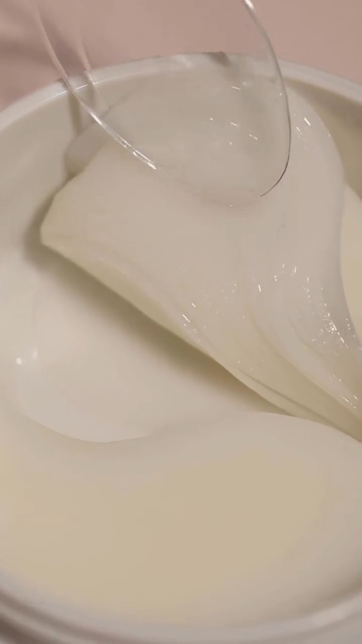 Vermoeide ogen, fijne lijntjes of een huid die er wat “plat” uitziet? Je oogcontour is vaak de eerste die het laat zien 👀
De MyBloss Hydro Collagen Eye Pads zijn mijn go-to wanneer die zone wat extra nodig heeft. Geen ingewikkelde routine, gewoon een slimme boost die werkt.
Deze hydrogelpads starten wit en worden langzaam transparant terwijl ze hun werk doen in je huid. Dat betekent: actieve ingrediënten die effectief opgenomen worden, precies waar je ze nodig hebt.
Wat je mag verwachten ✨
- een intens gehydrateerde huid
- een gladdere, meer geplumpte look
- een frissere blik (zelfs na een korte nacht 😉)
Met onder andere hyaluronzuur voor hydratatie, collageen voor soepelheid, niacinamide voor een egale huid en cafeïne voor die frisse, uitgeruste look.
Gebruik ze wanneer je huid er vermoeid uitziet, voor een event of gewoon… omdat je jezelf dat moment gunt 🤍
Mijn tip? Dit is jouw quick fix zonder bullshit.
Wil je nog een stap verder gaan? Kies dan voor de Eye Care Set voor een nog intensere verzorging.
Shop via www.purelle.be of stuur me een berichtje voor persoonlijk advies ✨
Veel liefs,
Lien
Pur’elle Huidinstituut
☎️ 0494 58 65 50
📩 info@purelle.be
🌍 www.purelle.be