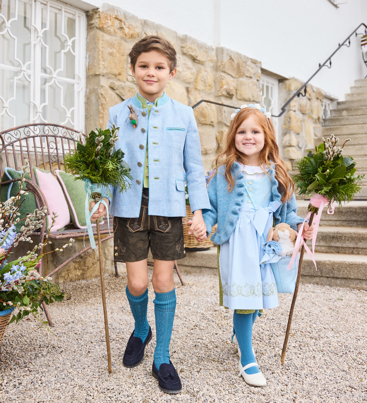 Tradition, die von klein auf begleitet. 🌸🐥 #Palmsonntag in seiner liebevollsten Form.👧🏼👦🏽🎋
Wenn die ersten Palmbuschen getragen werden und der Frühling spürbar wird, beginnt eine ganz besondere Zeit im Jahr. 🩵✨
Unsere liebevoll gefertigten Kindertrachten vereinen Tradition, Qualität und zeitlose Eleganz – perfekt für festliche Momente wie den Palmsonntag. ⛪️💐
#SusanneSpatt #Kindertracht #Tradition #Handwerk