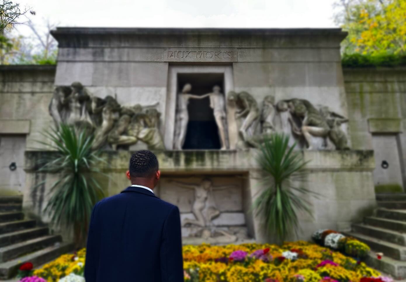 À l’occasion du 106e anniversaire de la signature de l’Armistice du 11 novembre 1918, j’ai eu l’honneur de participer aux commémorations au cimetière du Père Lachaise.
Il y a cent six ans, le bruit des armes s’est dissipé, laissant place aux cris de victoire et au silence du deuil.
En ce jour de recueillement, je rends hommage à tous ceux qui ont sacrifié leur vie pour défendre notre #patrie, notre #liberté et nos #valeurs.
Continuons à honorer notre #devoir de #mémoire afin que les sacrifices et les enseignements de cette période ne tombent jamais dans l’oubli. 🇫🇷