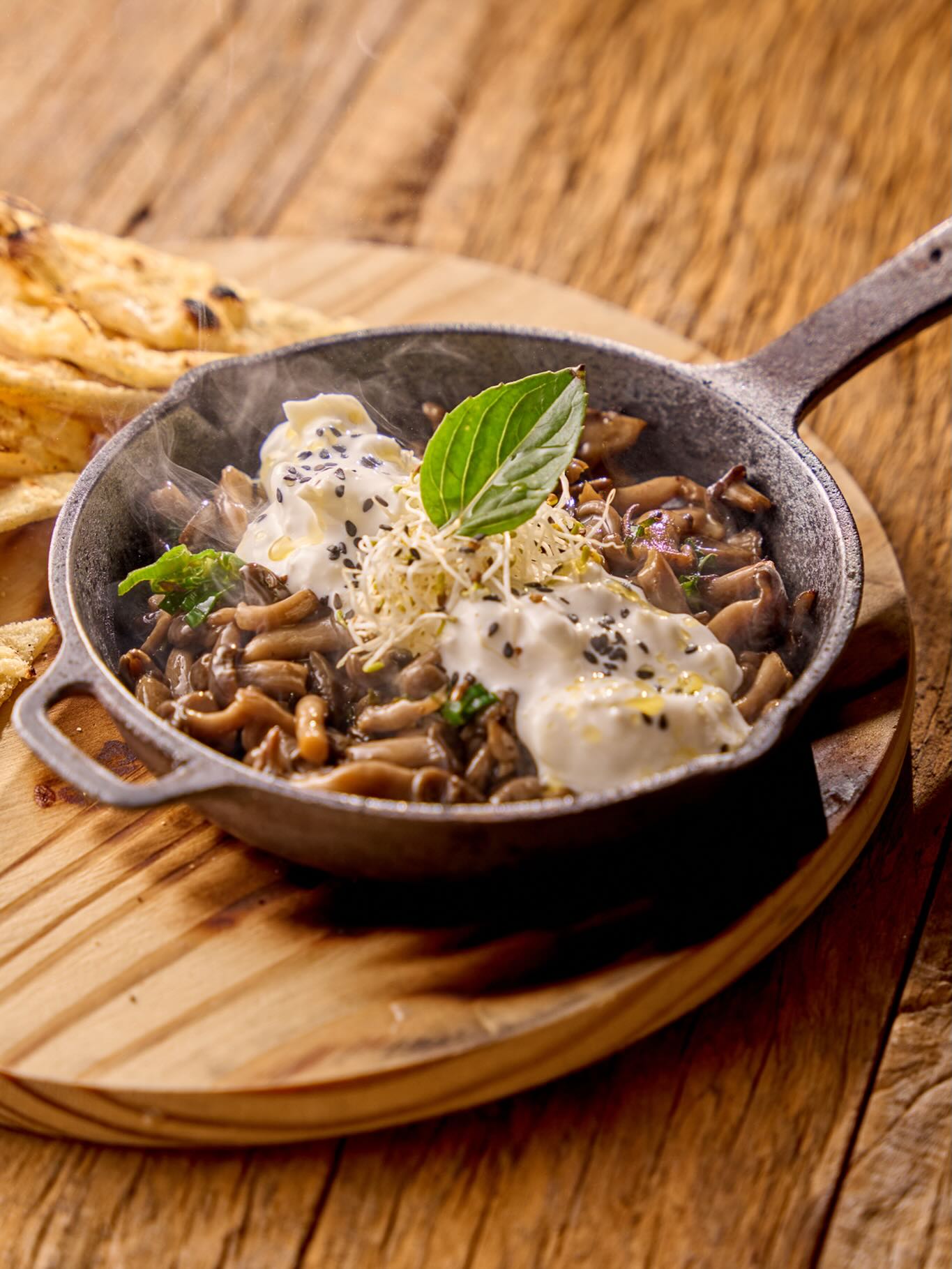 Entre as nossas entradas favoritas para abrir o sábado: cogumelos hot com stracciatella de búfala, cebolinhas e crostini.