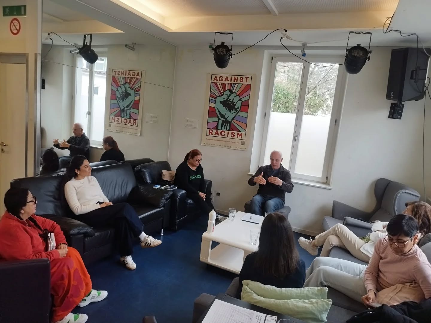 Ein inspirierender Workshop über Präsenz und erste Eindrücke.
Vielen Dank an Abbott Chrisman für die Leitung von The First 30 Seconds und an alle Teilnehmenden für eure Offenheit, euren Mut und eure Energie.
Von den ersten Sekunden zu echten Verbindungen, wir haben gelernt, mit Klarheit, Selbstvertrauen und Intention aufzutreten.
---
A powerful workshop on communication, first impressions and presence.
Thank you to Abbott Chrisman for guiding us through The First 30 Seconds, and to all participants for your openness, courage and energy.
From those first moments to meaningful connections, we explored how to show up with clarity, confidence and intention.
---
Un taller lleno de presencia y conexión.
Gracias a Abbott Chrisman por guiarnos en The First 30 Seconds, y a todas l@s participantes por su apertura, valentía y energía.
Desde los primeros segundos hasta conexiones reales exploramos cómo presentarnos con claridad, confianza e intención.
#ETKultur #volunteersmakeadifference #icigemeinsamhier #workshop #integrationstadtzürich