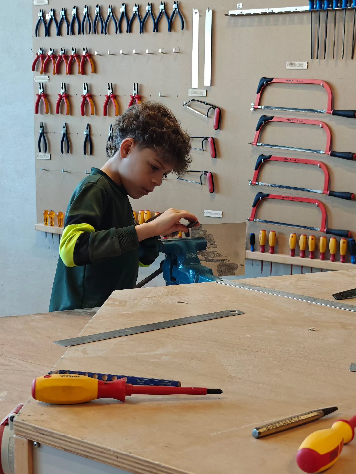 STEM
Het vijfde leerjaar bracht gisteren
een bezoek aan KSOM-campus Sint-Paulus
en stak er de handen uit de mouwen.
Ze maakten er een gsm-houder
en bewerkten daarvoor aluminium en hout,
leerden er solderen Γ©n deden lampjes branden
door hun eigen gemaakte elektrische stroomkring.
Zo leuk!
En kei knap!
π¨
#ontdekken #stem #samen #basisschool dessel