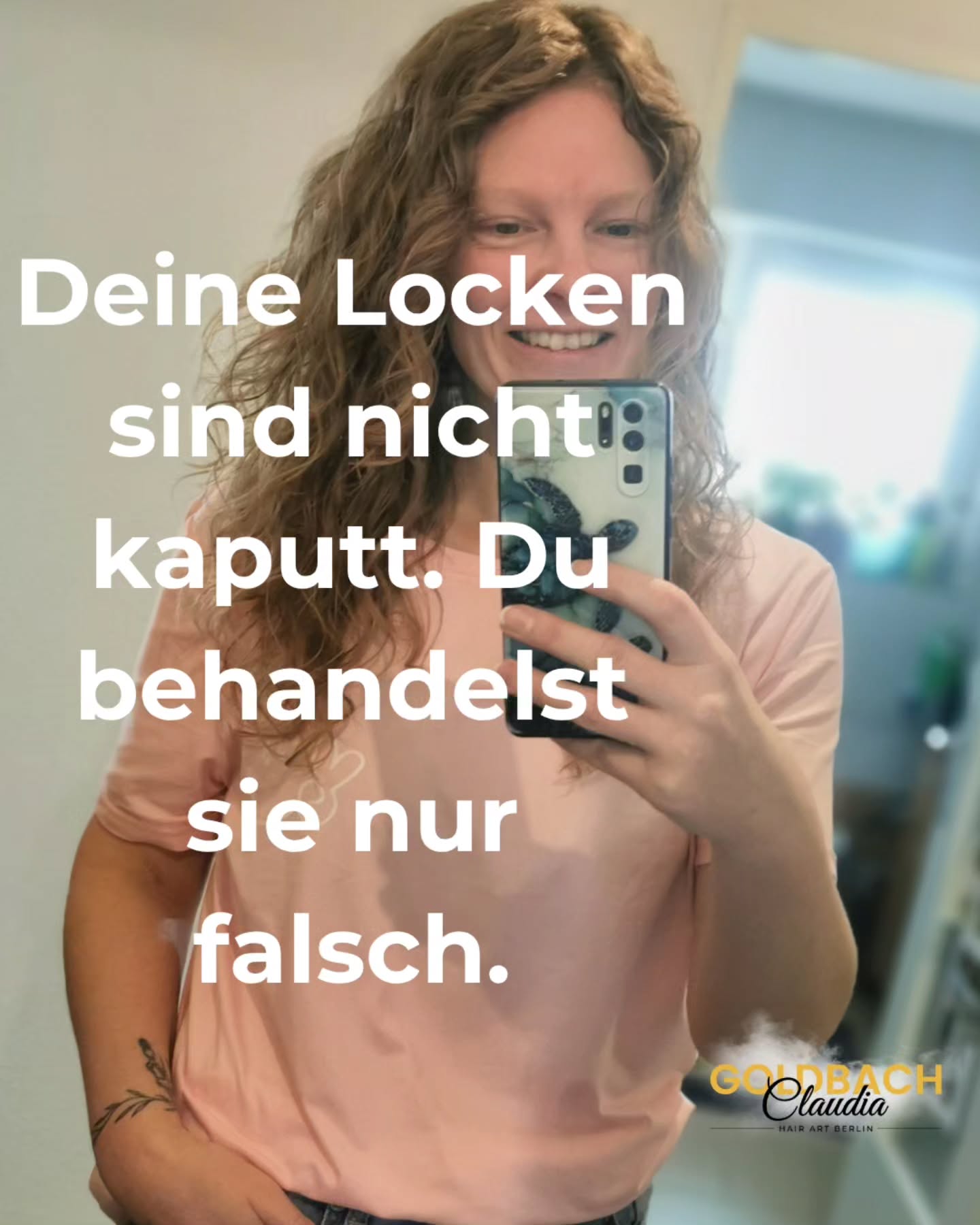 Deine Locken sind nicht kaputt, du behandelst sie nur falsch.
Die meisten denken:
„Meine Haare sind einfach schwierig.“
Nein.
Sie wurden nur nie richtig verstanden.
Locken brauchen keine Kontrolle,
sie brauchen die richtige Pflege, Technik und Respekt für ihre Struktur.
Wenn du aufhörst, sie wie glatte Haare zu behandeln,
passiert plötzlich Magie ✨
👉 Schreib mir und vereinbaren dein Wohlfühlmoment, wenn du lernen willst, was DEINE Haare wirklich brauchen. 💚
LOCKENFRISEUR
FRISEUR BERLIN
CURLY DO
CALLIGRAPHY CUT
NATURLOCKEN
#hairartgallery #friseurberlin #lockenfriseurberlin #lockenstyling #dauerwelle