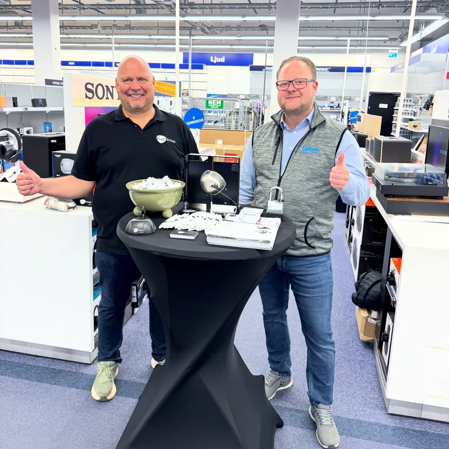 Idag medverkar vi på en nätverksträff hos Elgiganten i Göteborg 👈🏻 med fokus på våra olika lås.
- BLACKSTONE (LCV & LASTBIL) 🚚
- SELYEK (ELEKTRONISKA HÄNGLÅS) 🔒
www.blackstonesverige.se
www.selyek.se